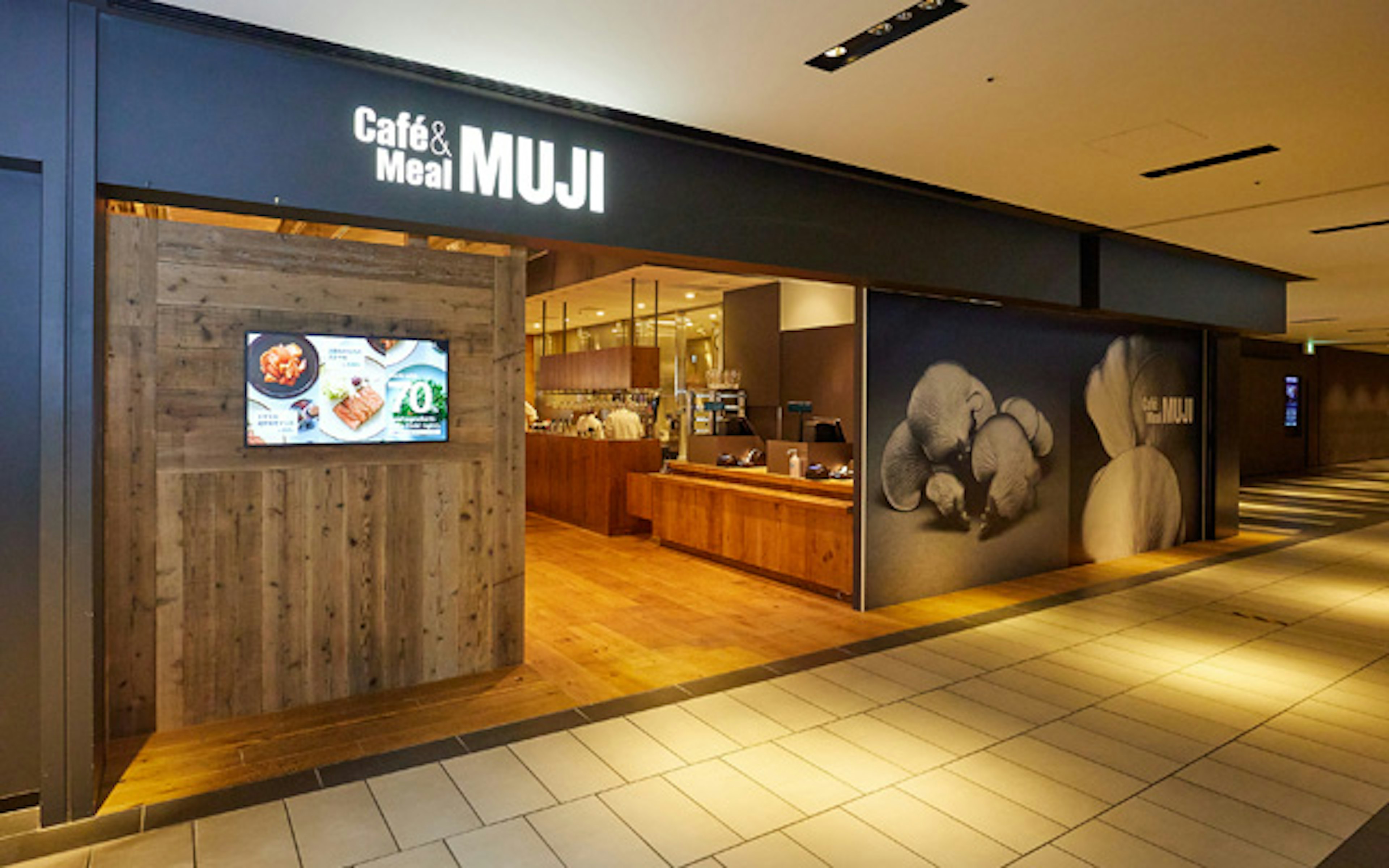 カフェ＆ミール無印で楽しむ絶品プリンとリラックス空間