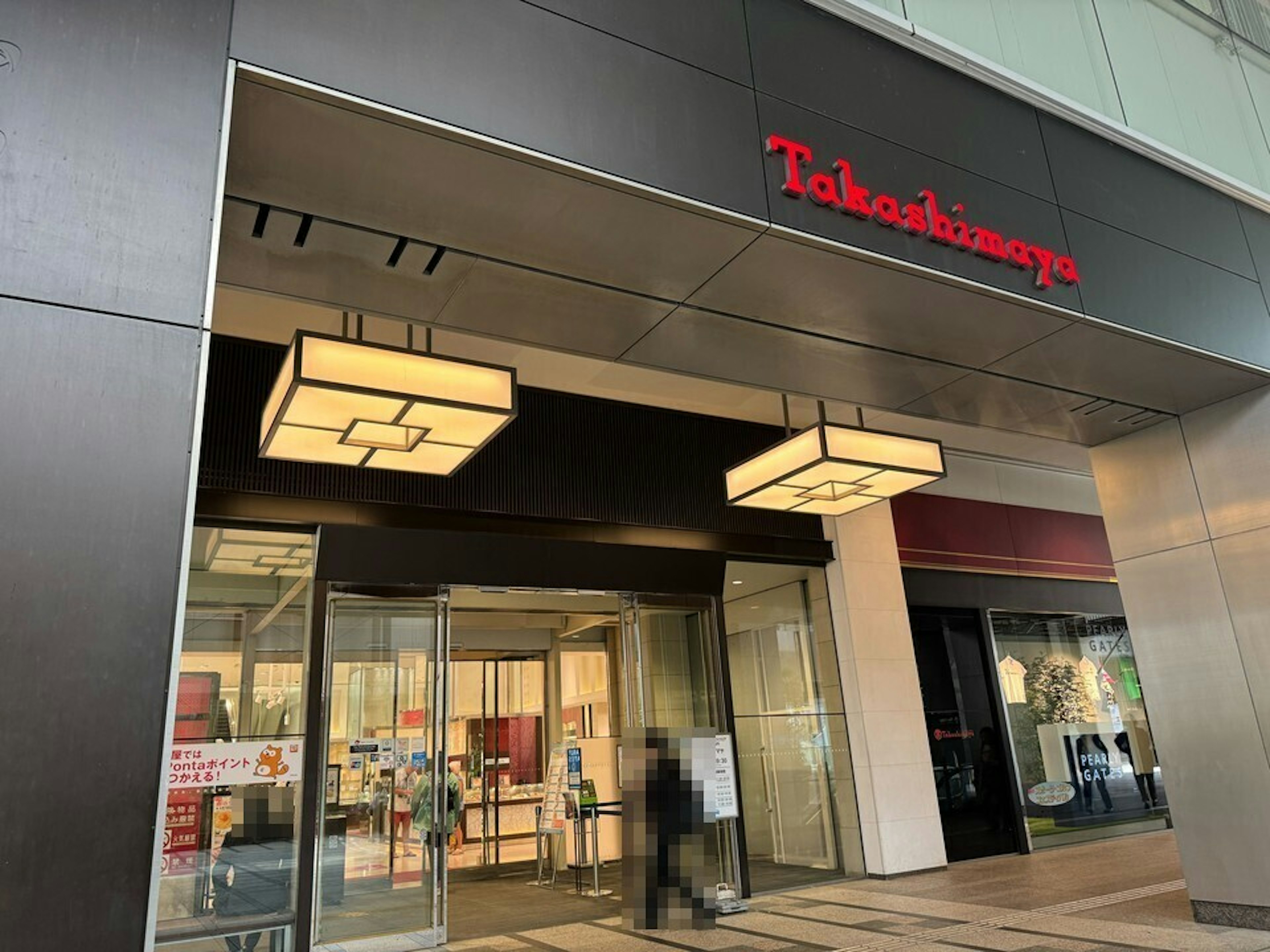 赤い文字でTakashimayaと表示されたデパートの入口