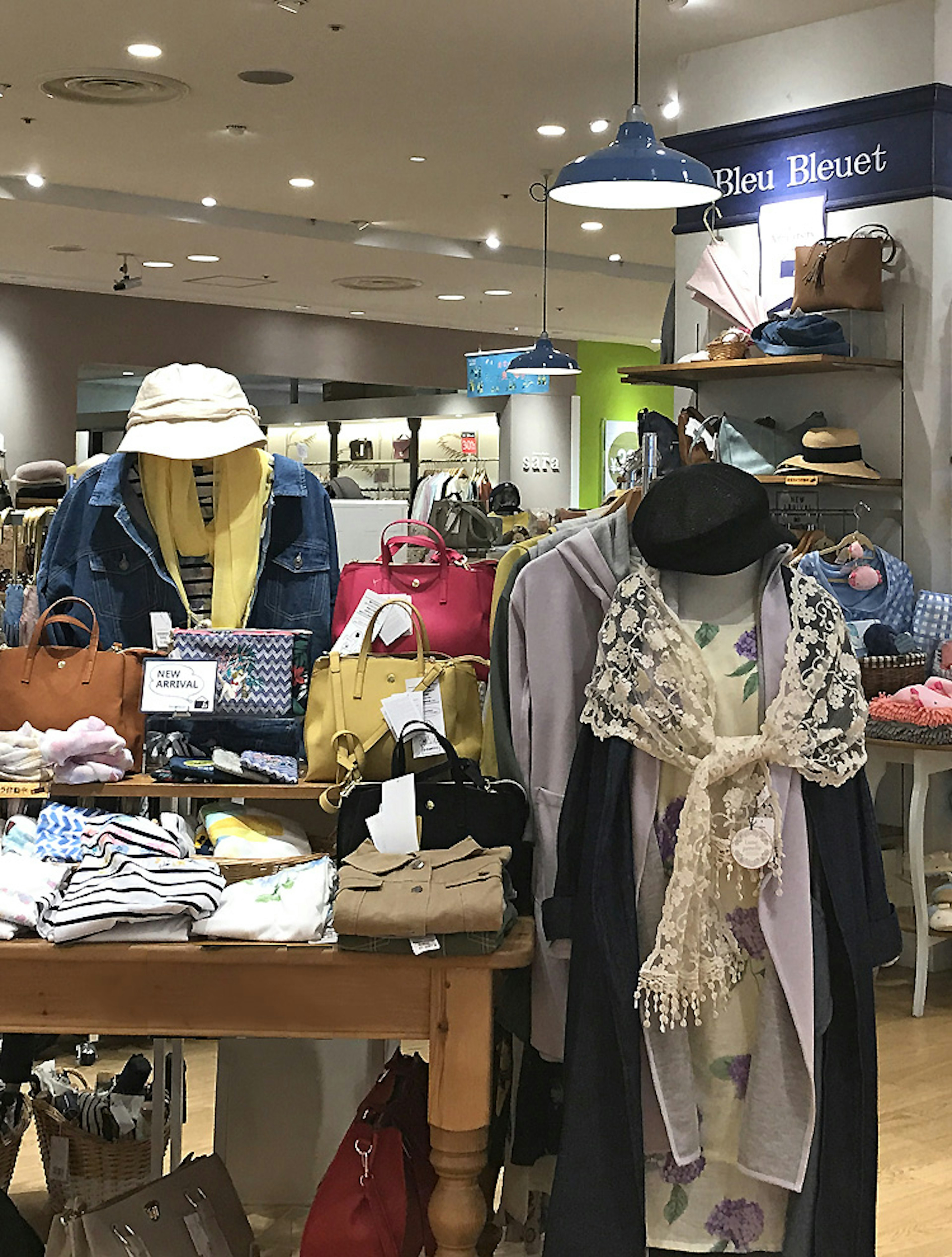 おしゃれなプレゼントにぴったりのアイテムが揃う店内
