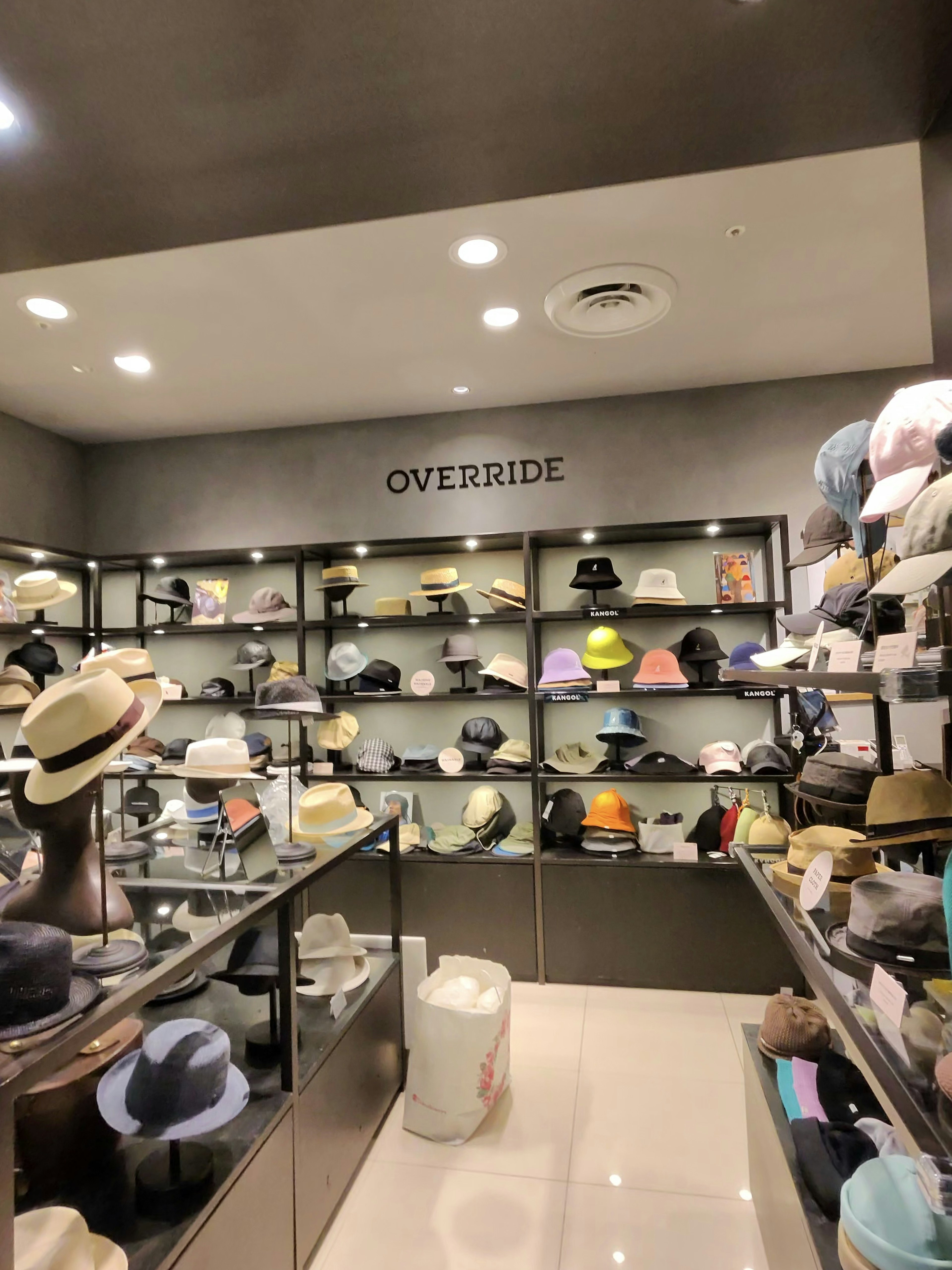 OVERRIDEの店内、さまざまなスタイルの帽子が整然と陳列