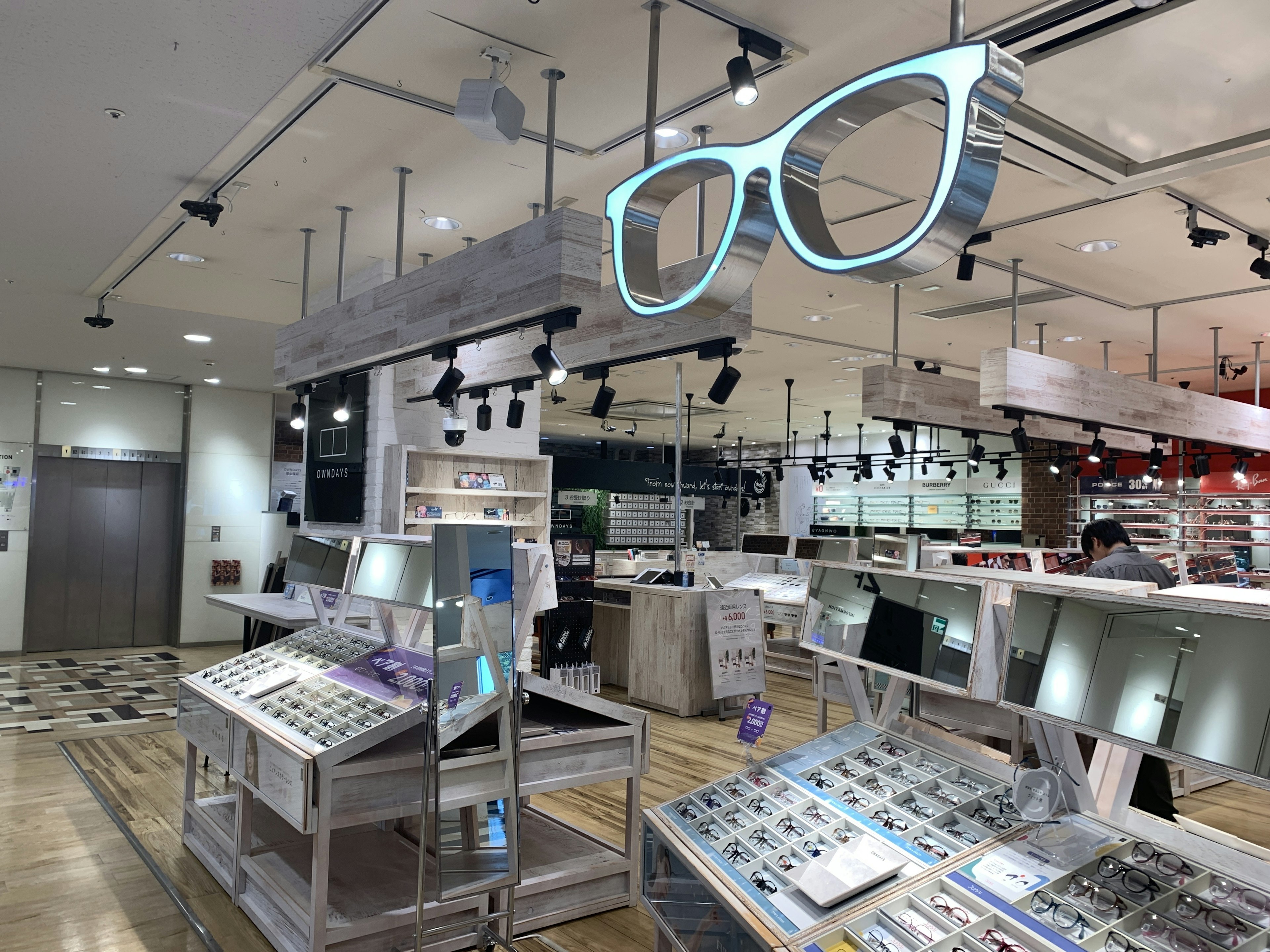 スタイリッシュなメガネが揃うおしゃれな店内