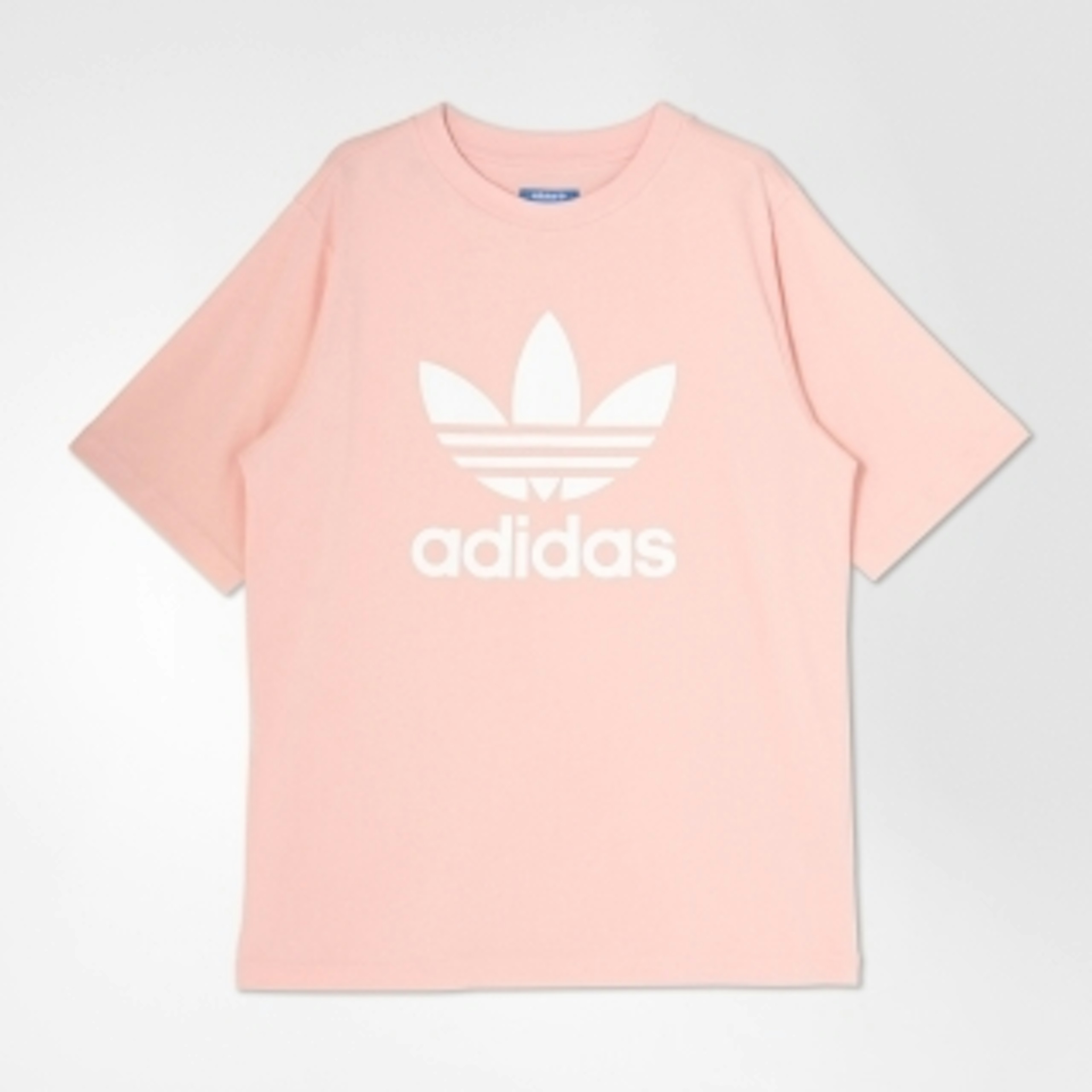 おしゃれなピンクのアディダスTシャツ、カジュアルに最適
