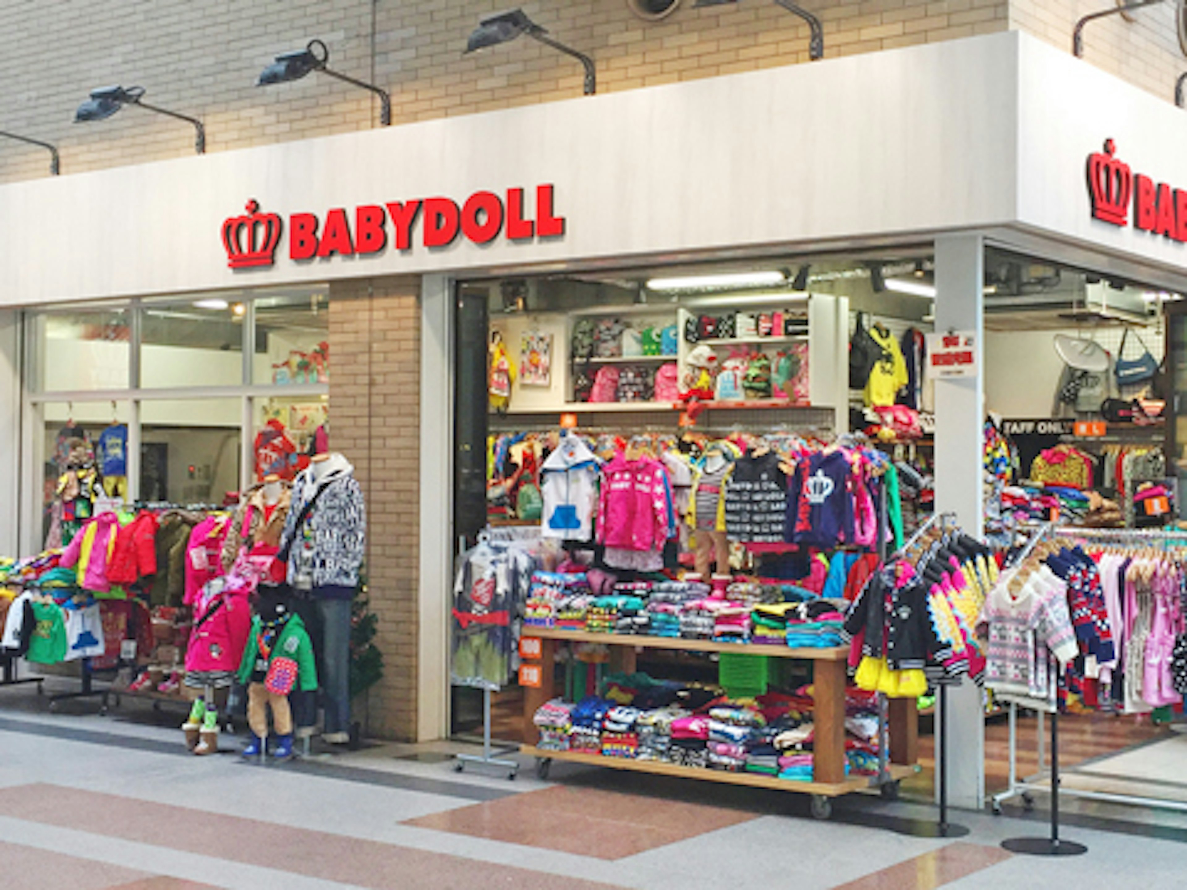 カラフルで可愛い子供服が揃うお店に行ってきました。