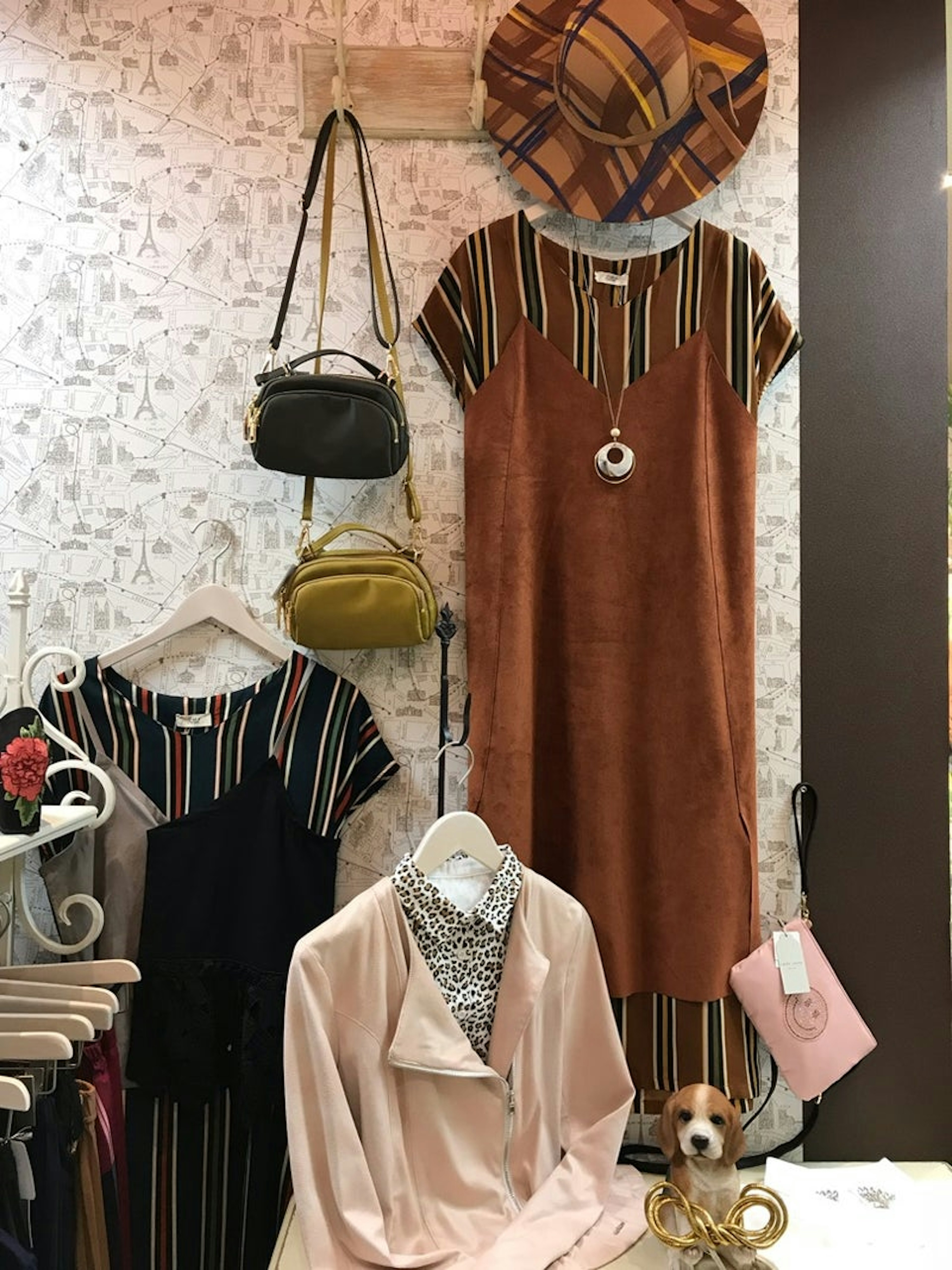 おしゃれなアクセサリーと洋服が揃う素敵なショップ