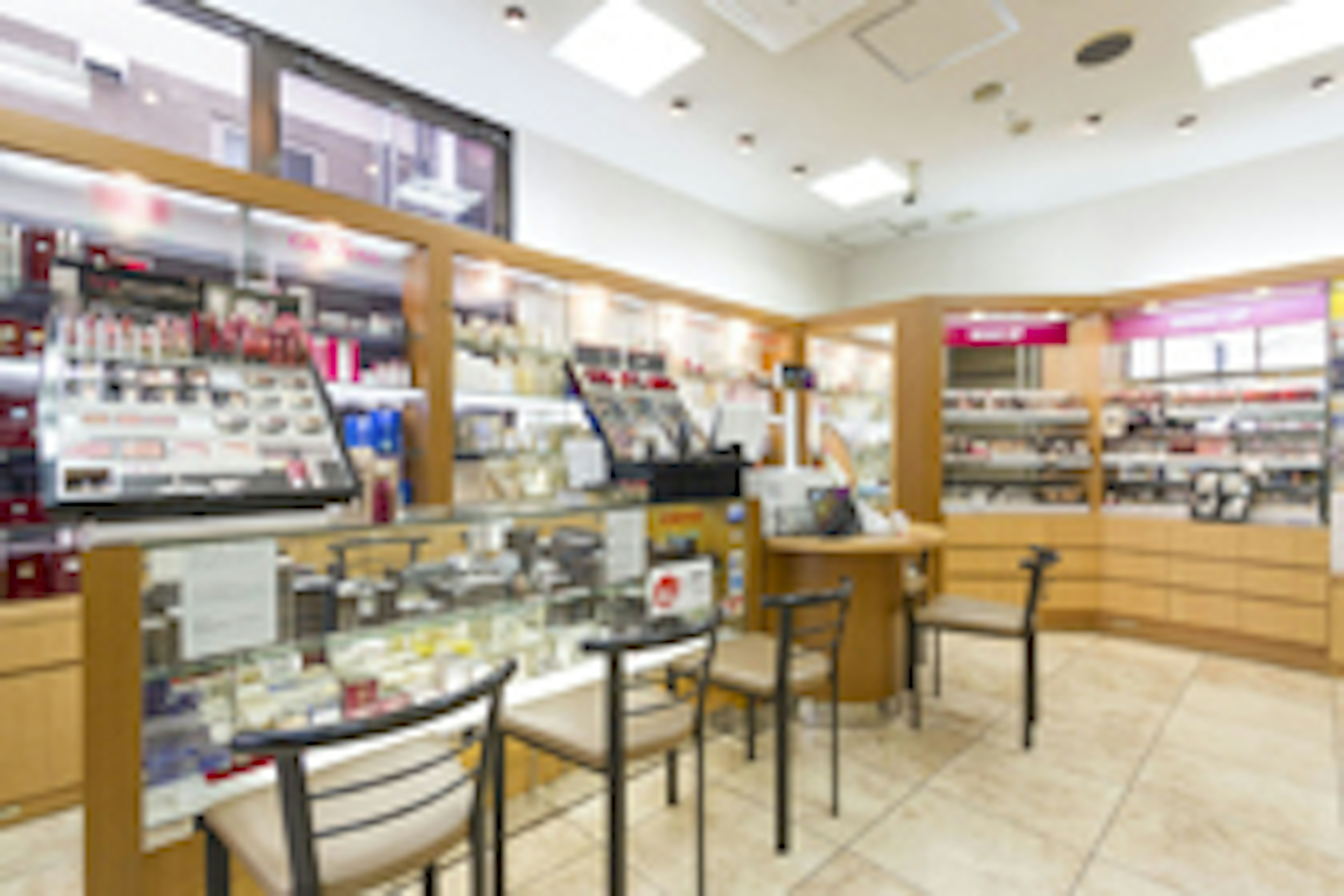 最新コスメが揃う明るい店内でショッピングを楽しむ