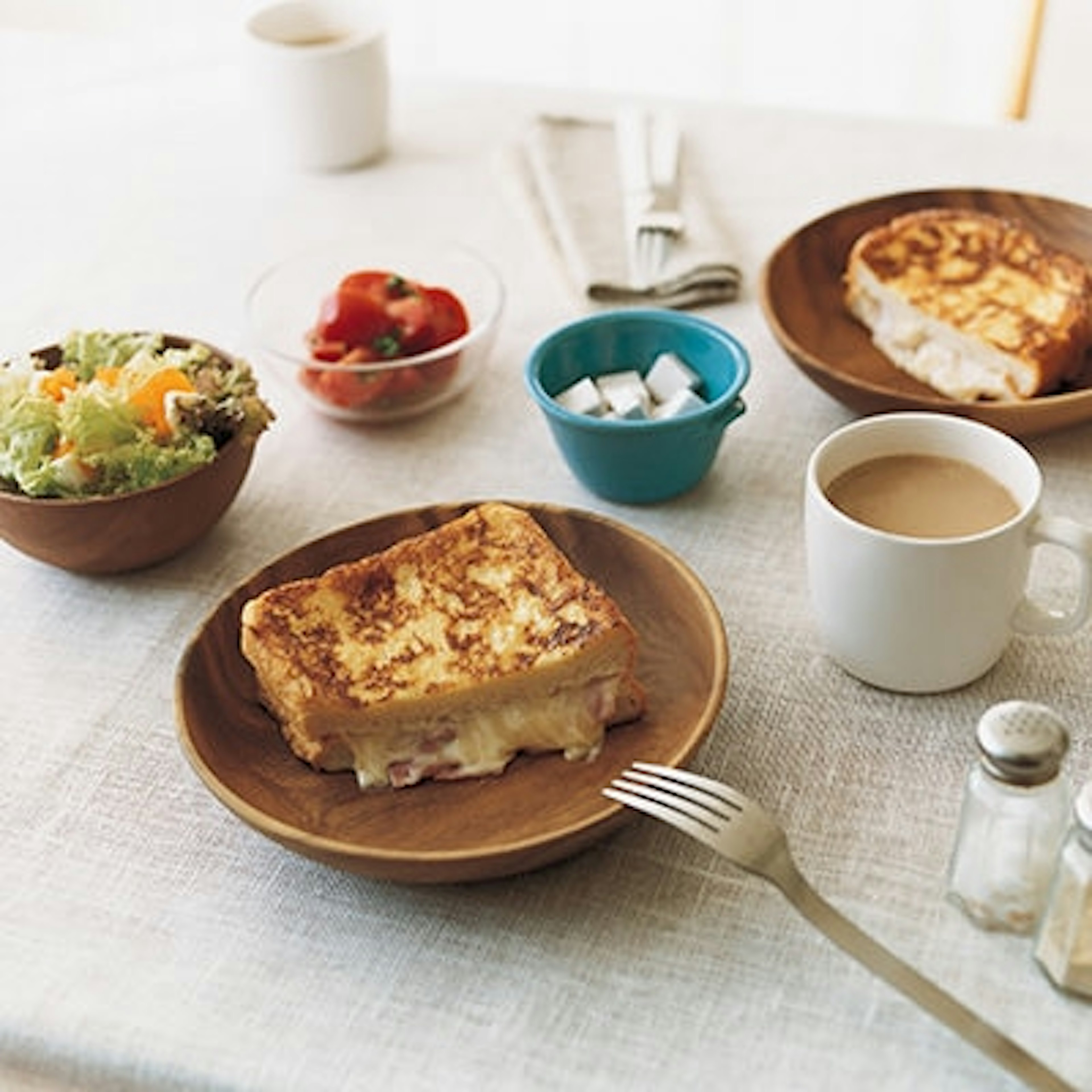 おしゃれなカフェで楽しむ美味しい朝食セット
