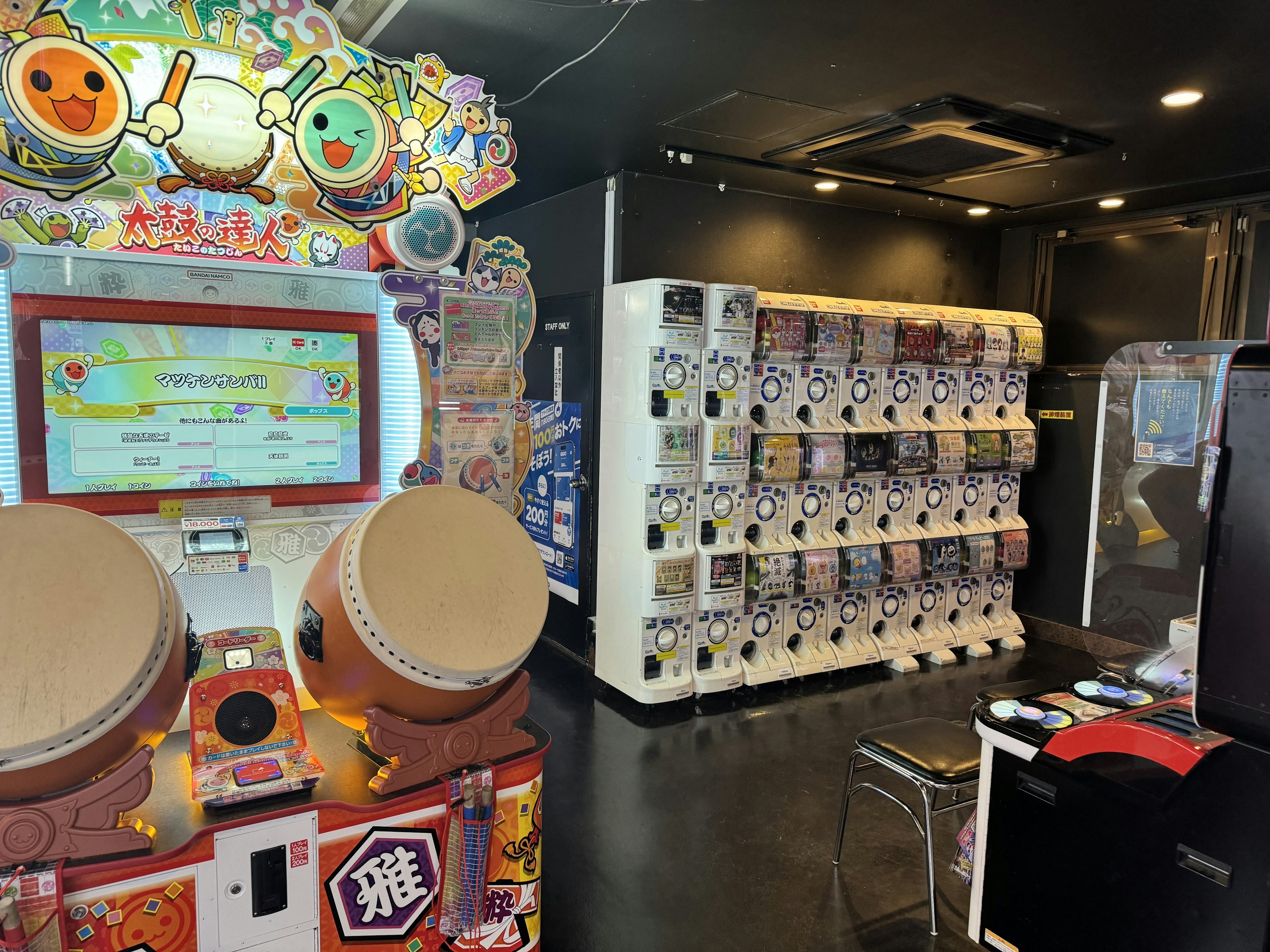 GiGO新宿西口にある太鼓の達人ゲームとガチャポンコーナー
