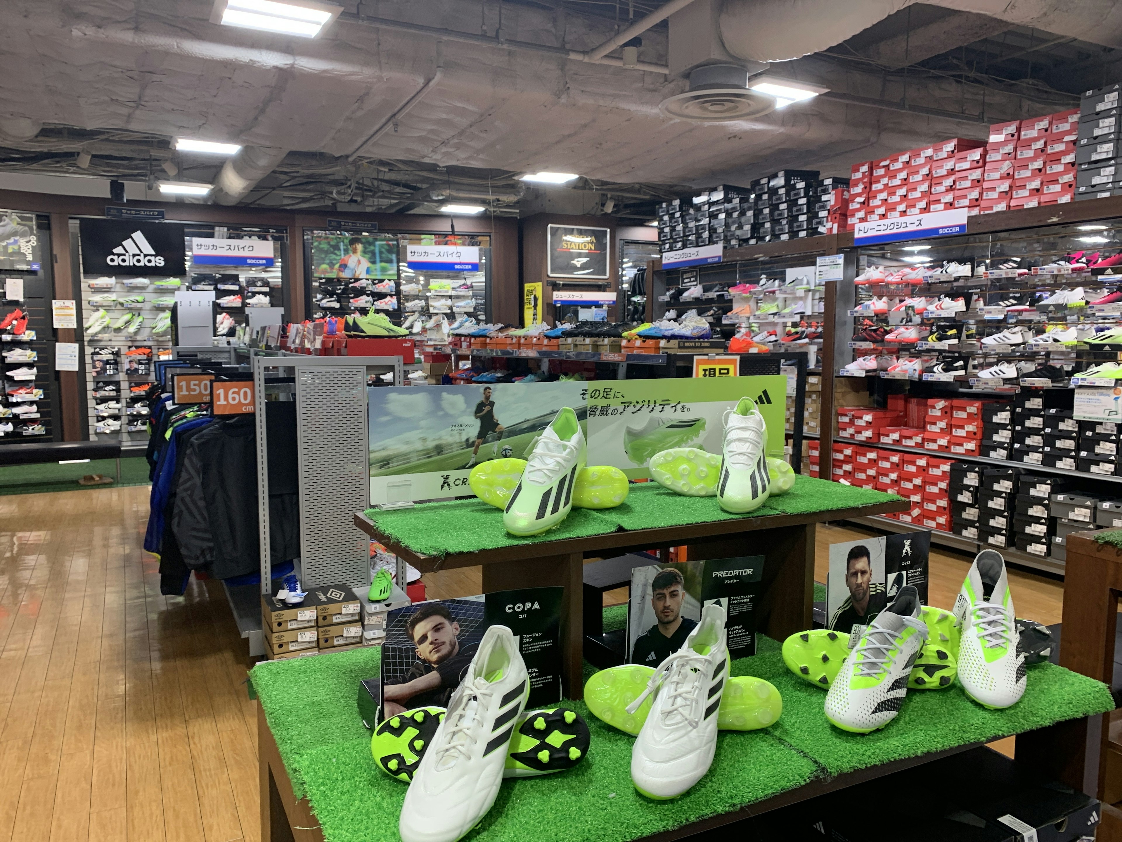 最新のランニングシューズが揃うスポーツショップ