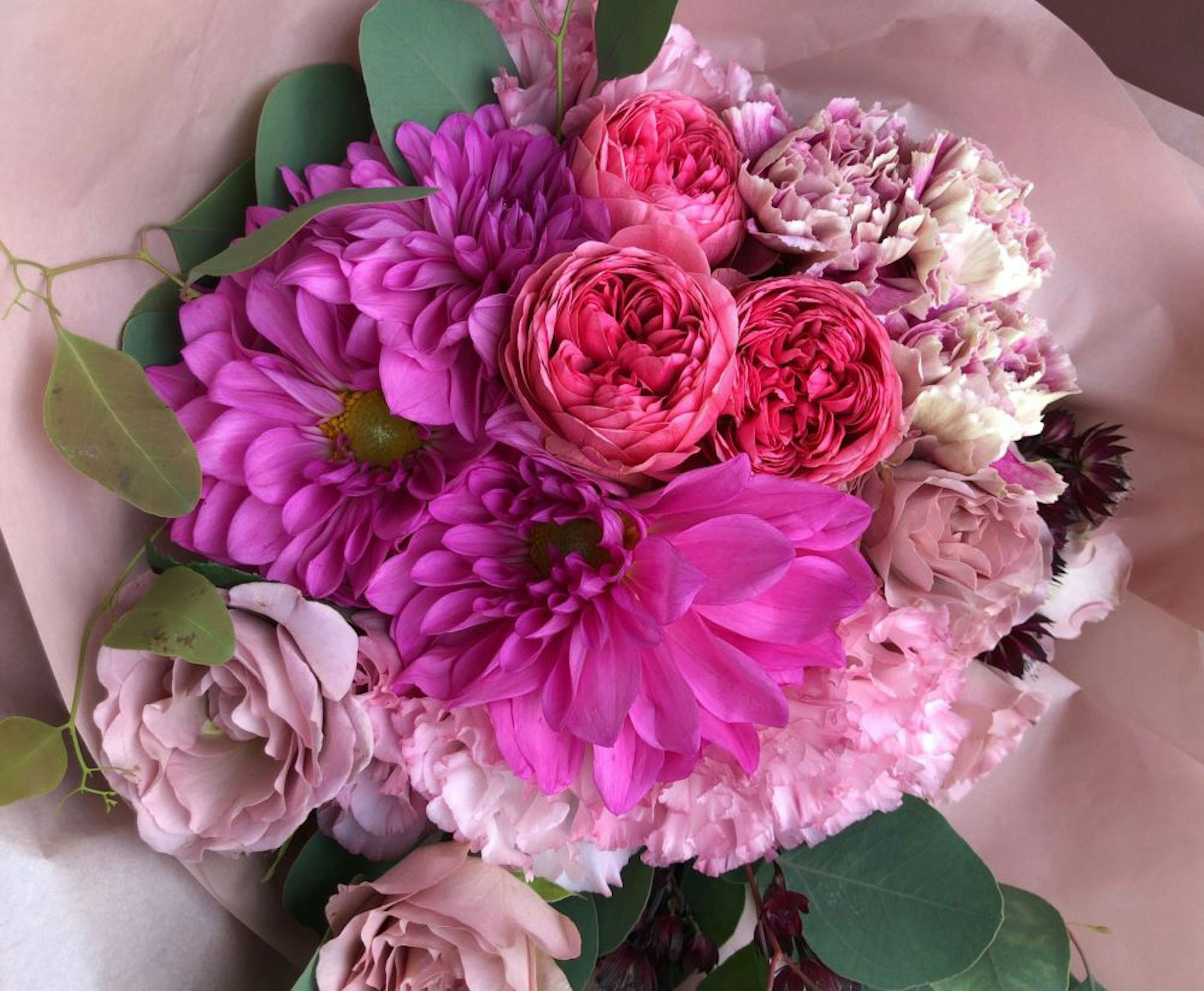華やかなピンクの花束で特別な日を彩りましょう