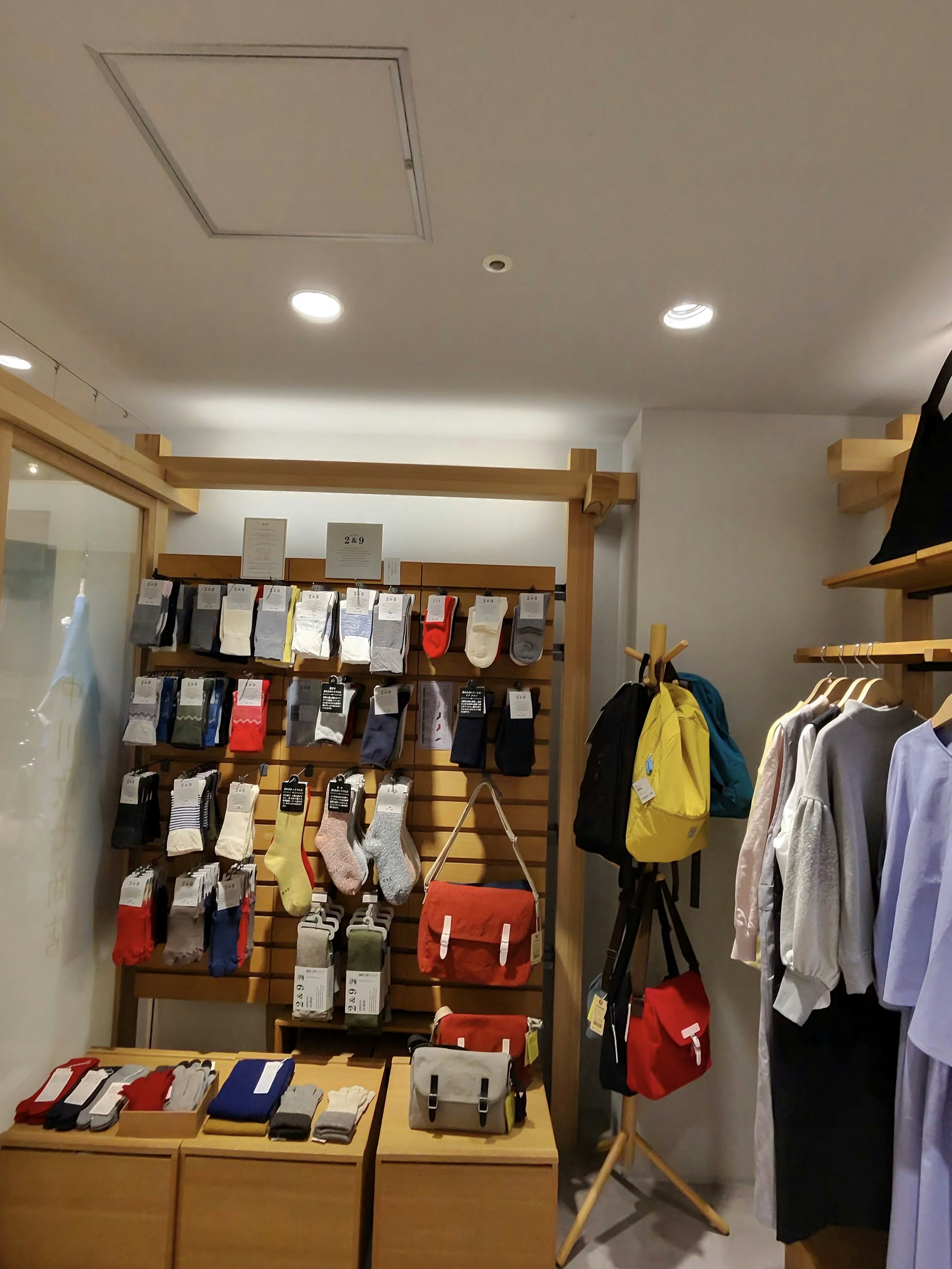 中川政七商店の店舗の棚。色とりどりの靴下が並んでいる