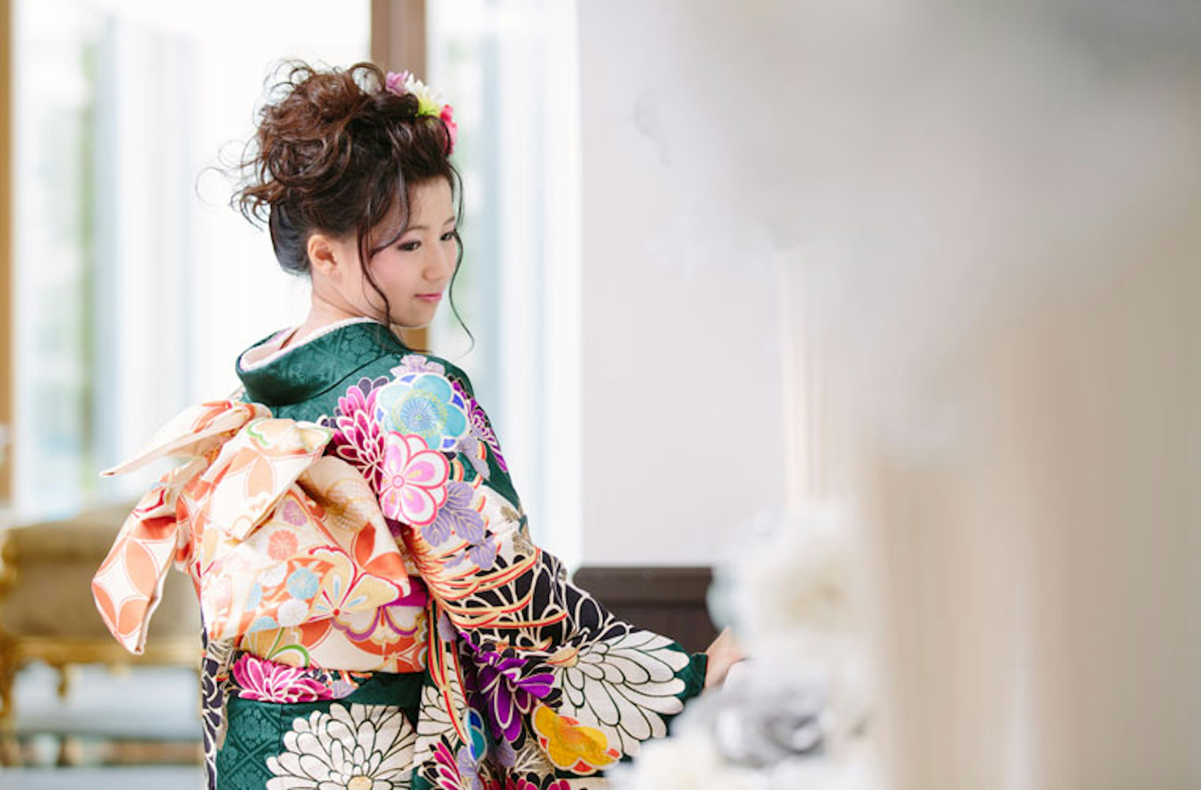 華やかな振袖で特別な日を彩る女性の後ろ姿