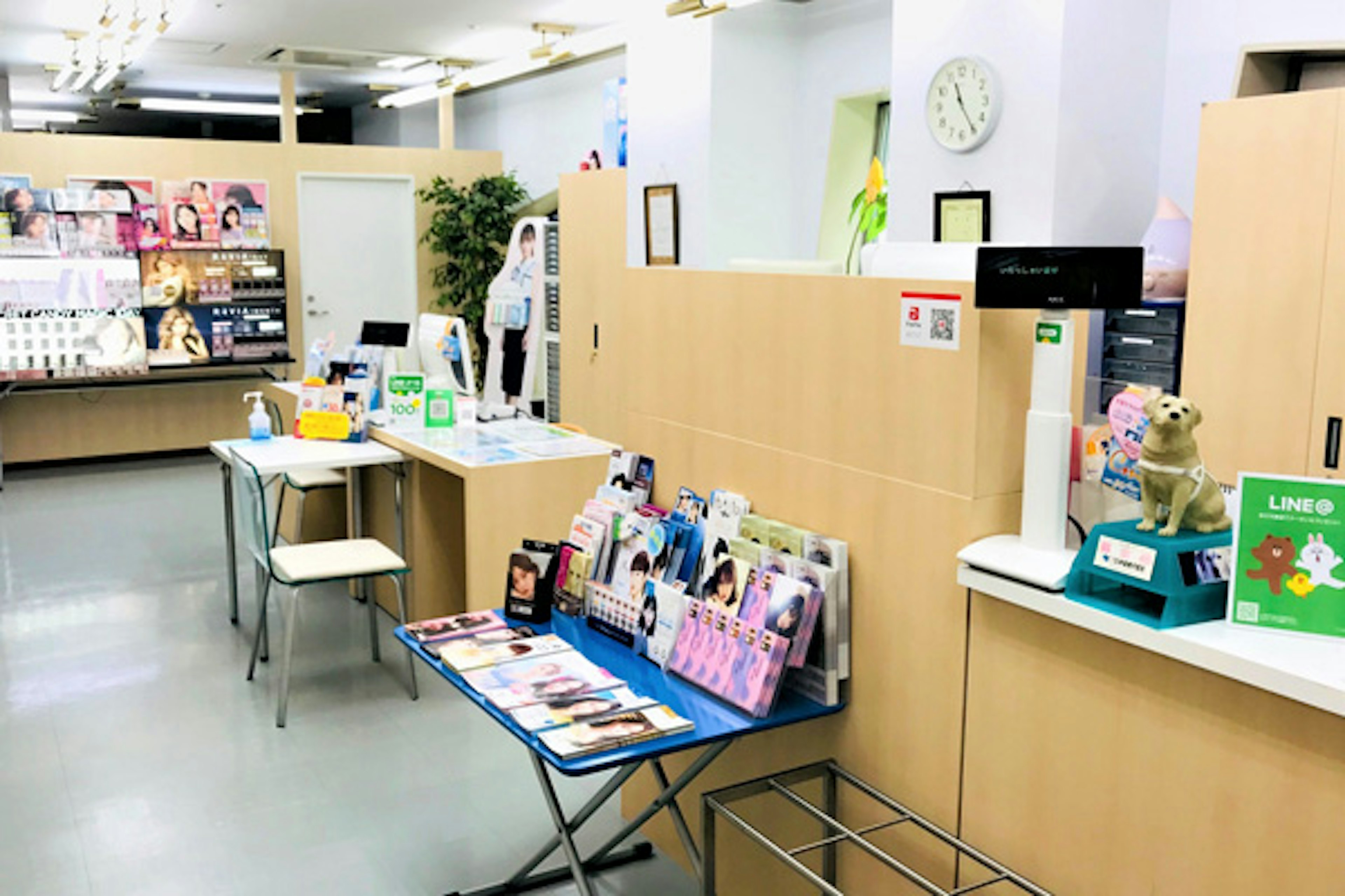明るく清潔な店内でコンタクトレンズを選べます