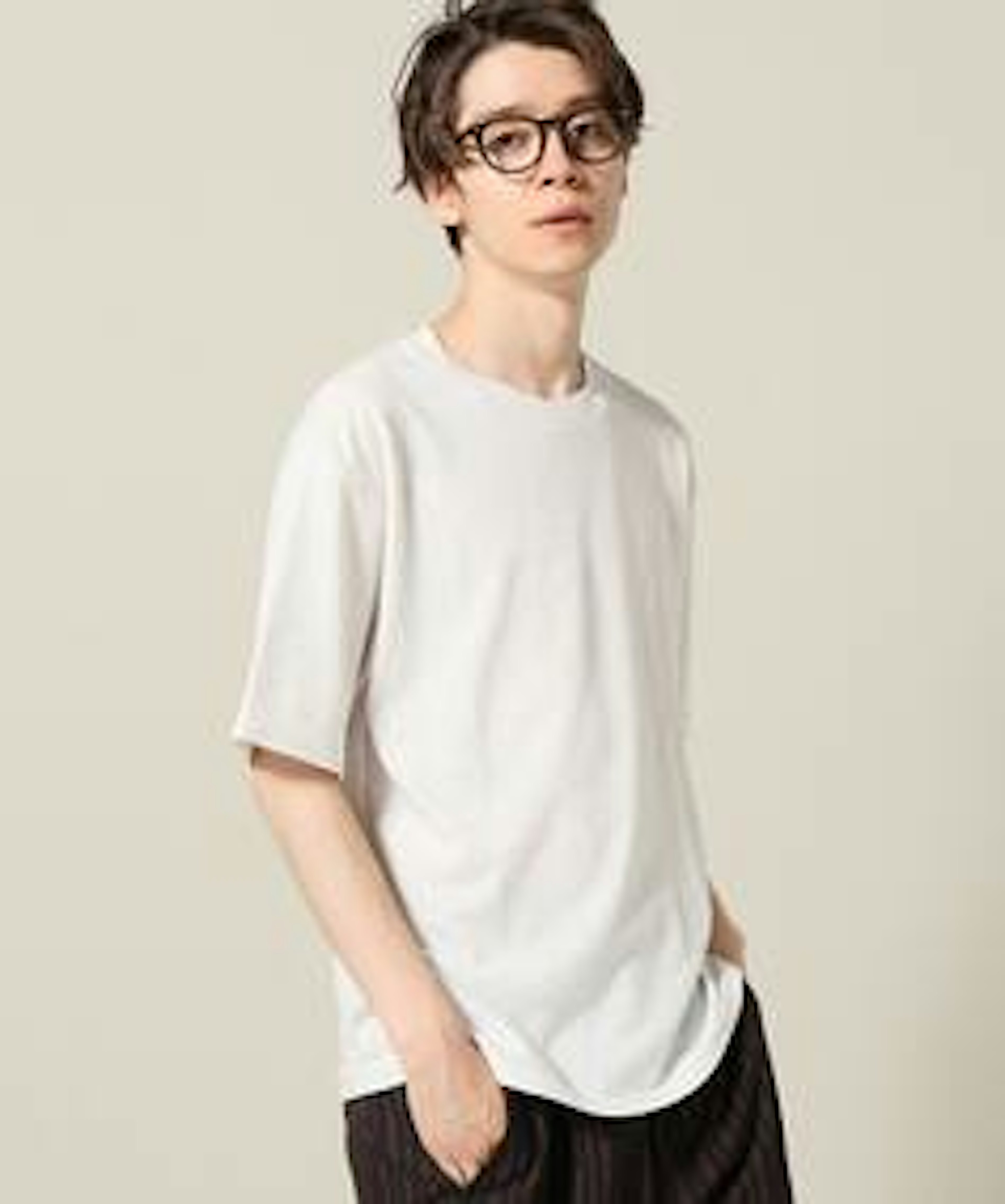 シンプルでおしゃれな白Tシャツ、カジュアルに最適