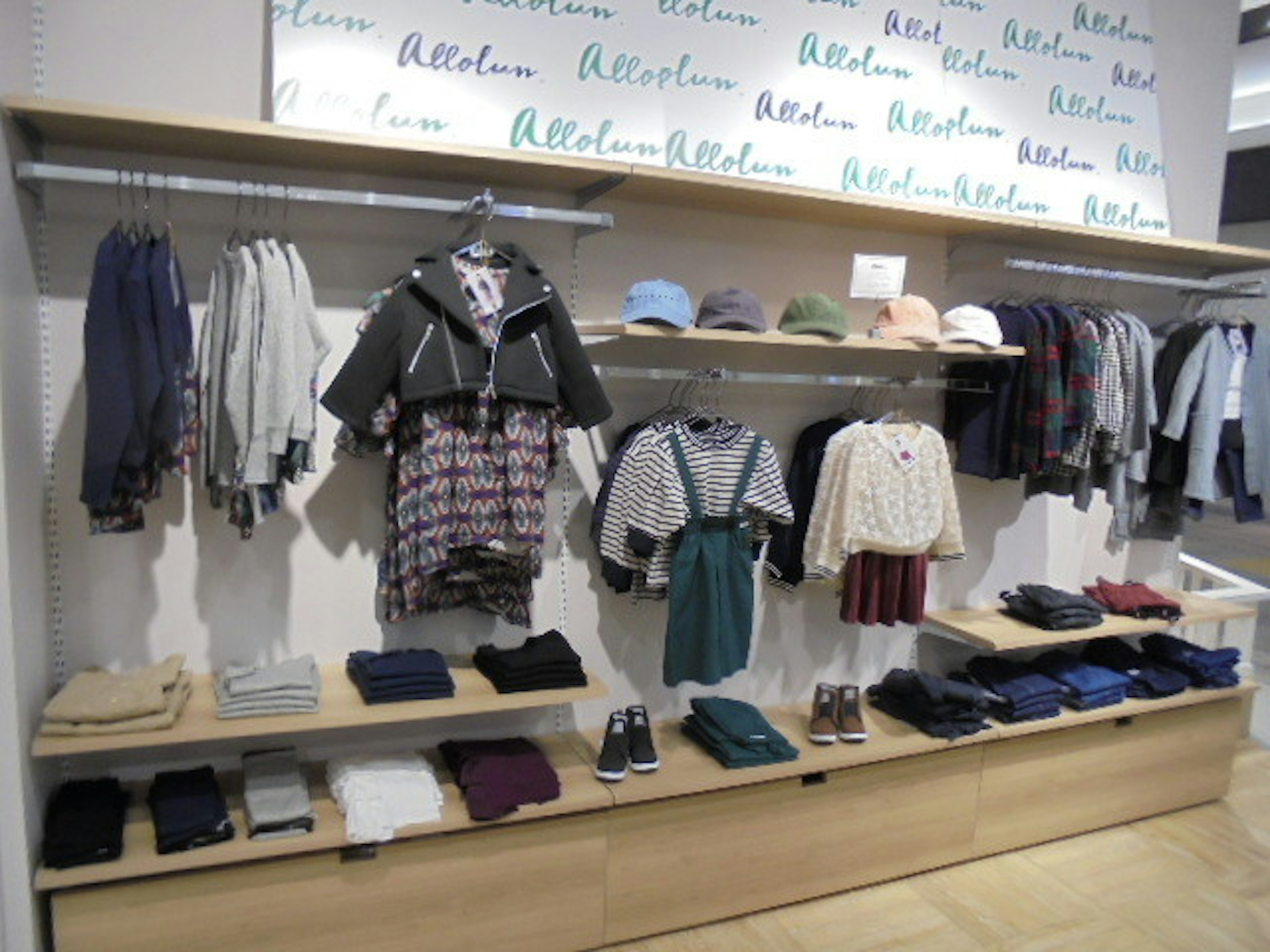 BREEZE squareイオンレイクタウンmori店の店内