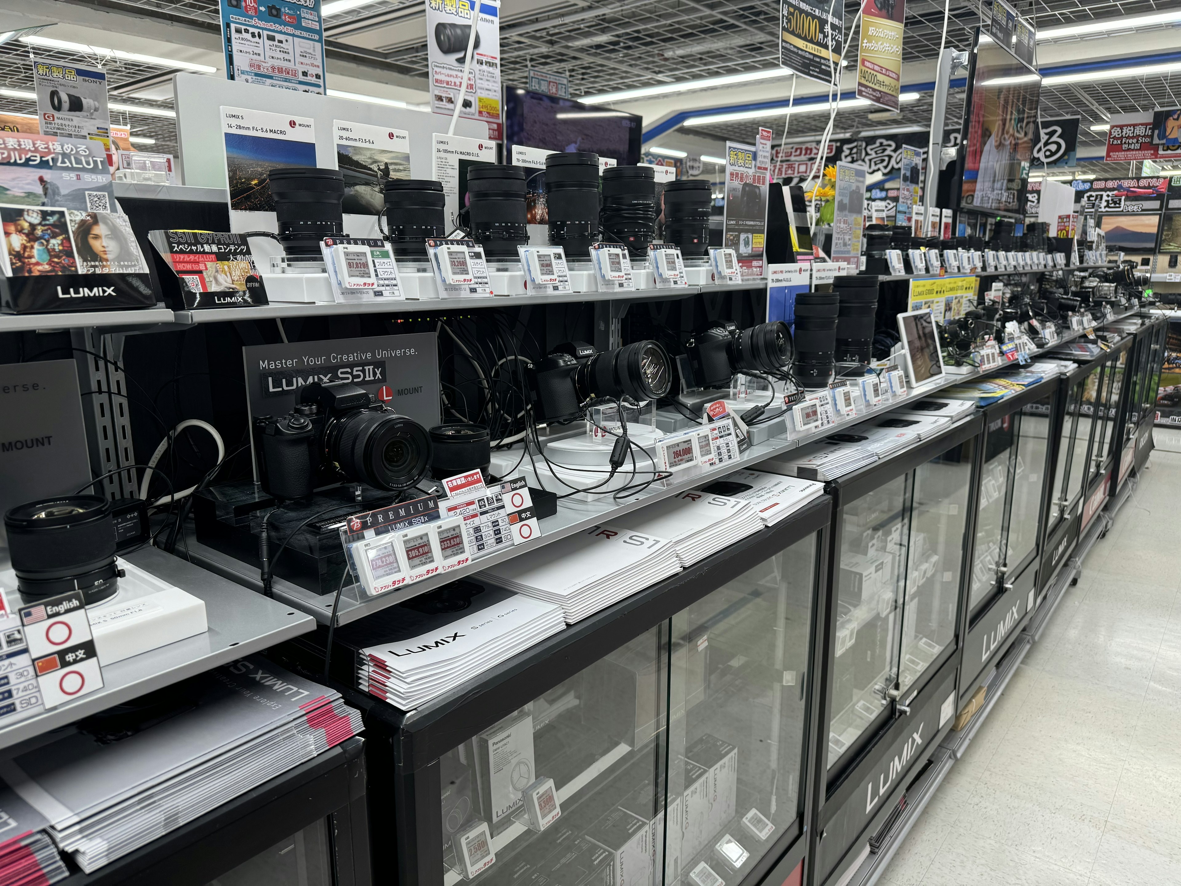 カメラが陳列された商品棚