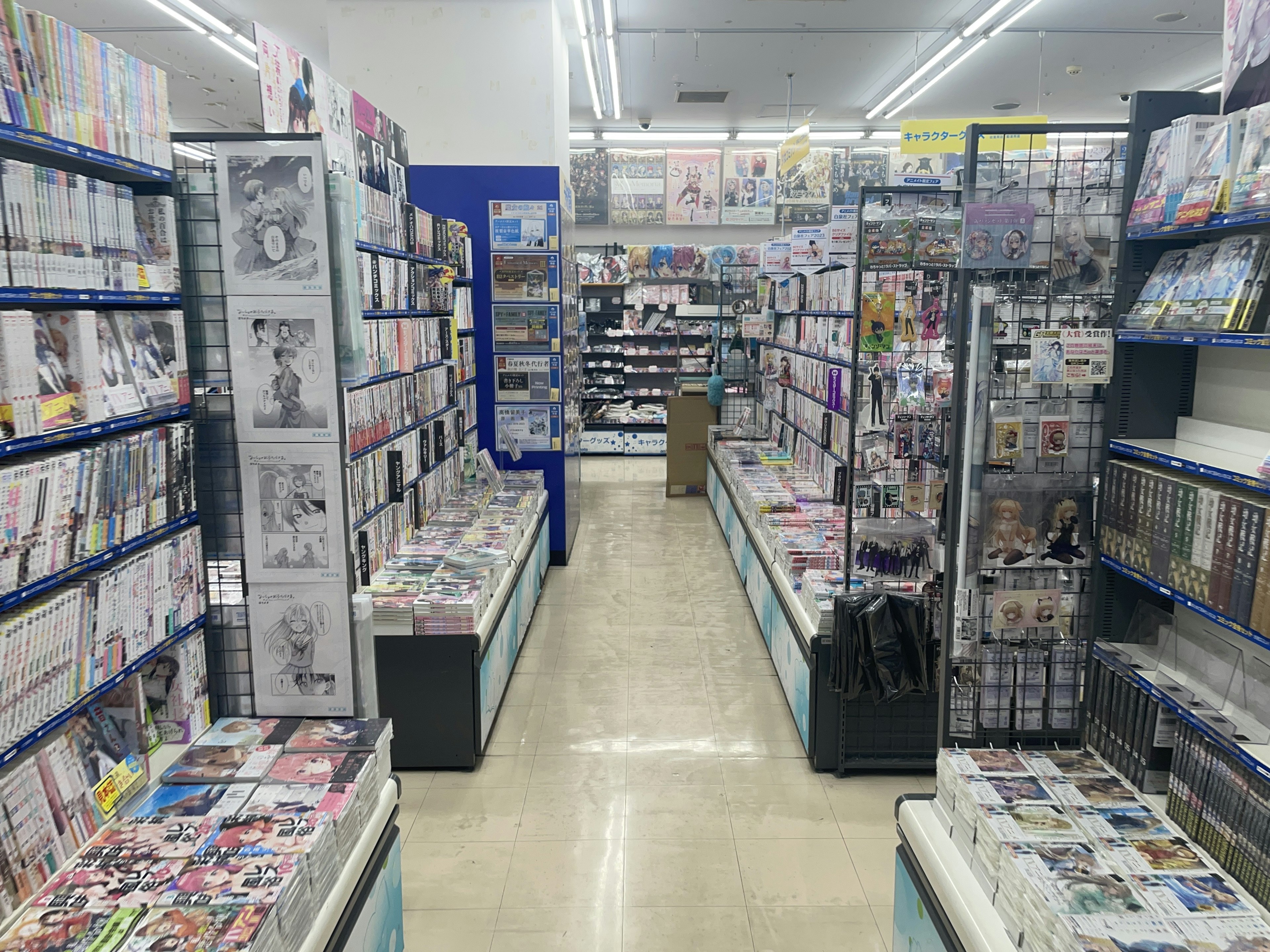 最新のゲームや関連グッズが揃う充実のショップ