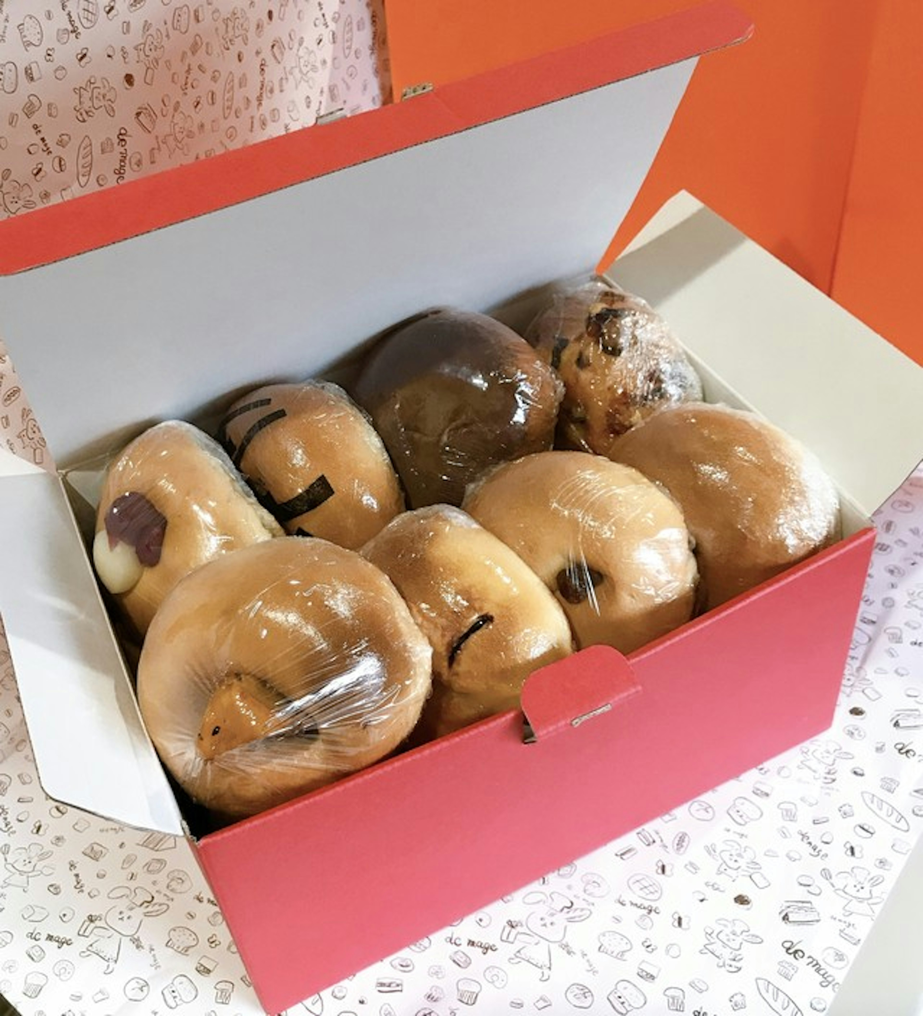 ふわふわのパンが詰まったボックス、贈り物にも最適です。