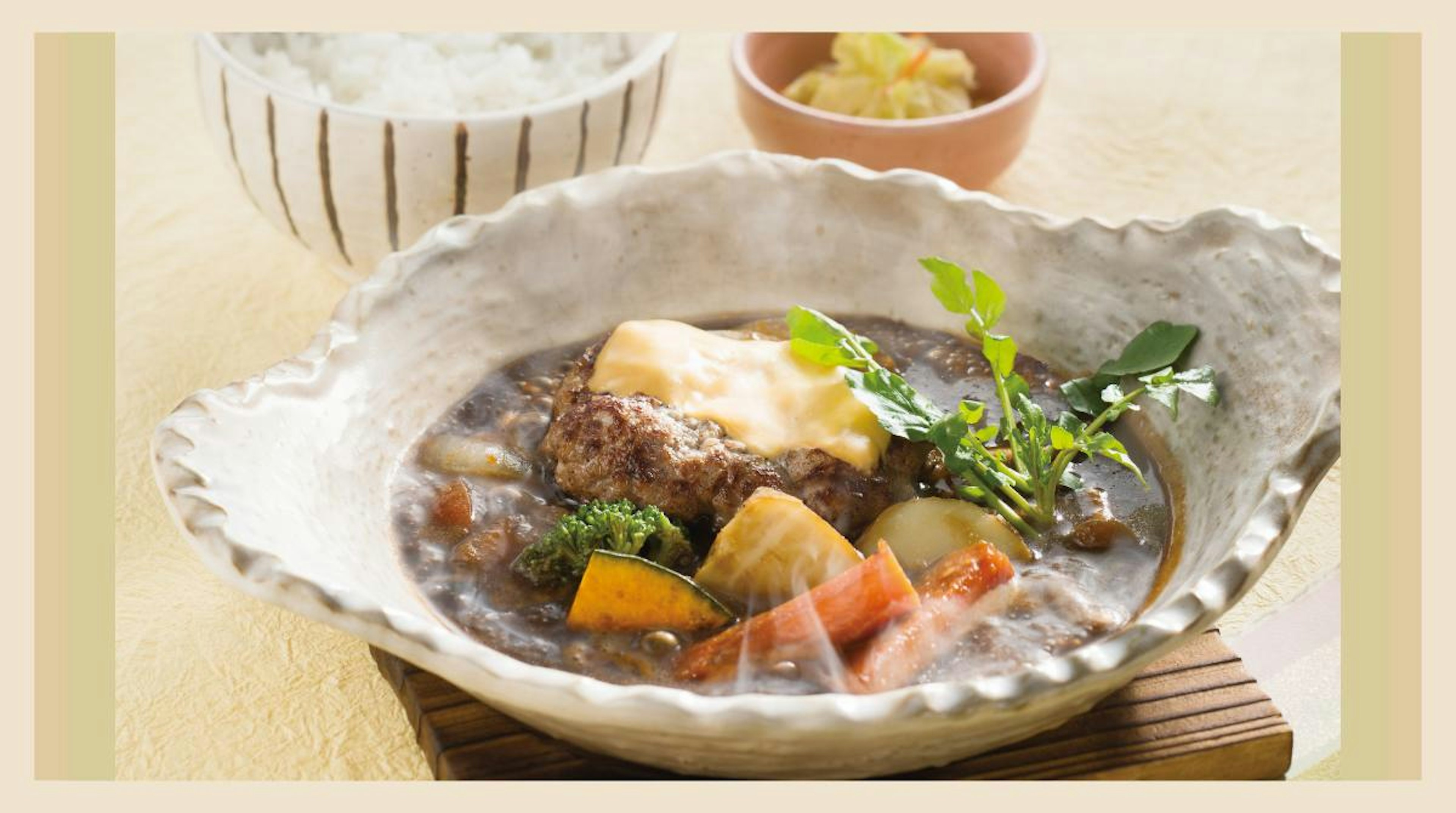ファミレスで楽しむ絶品ハンバーグと野菜の煮込み