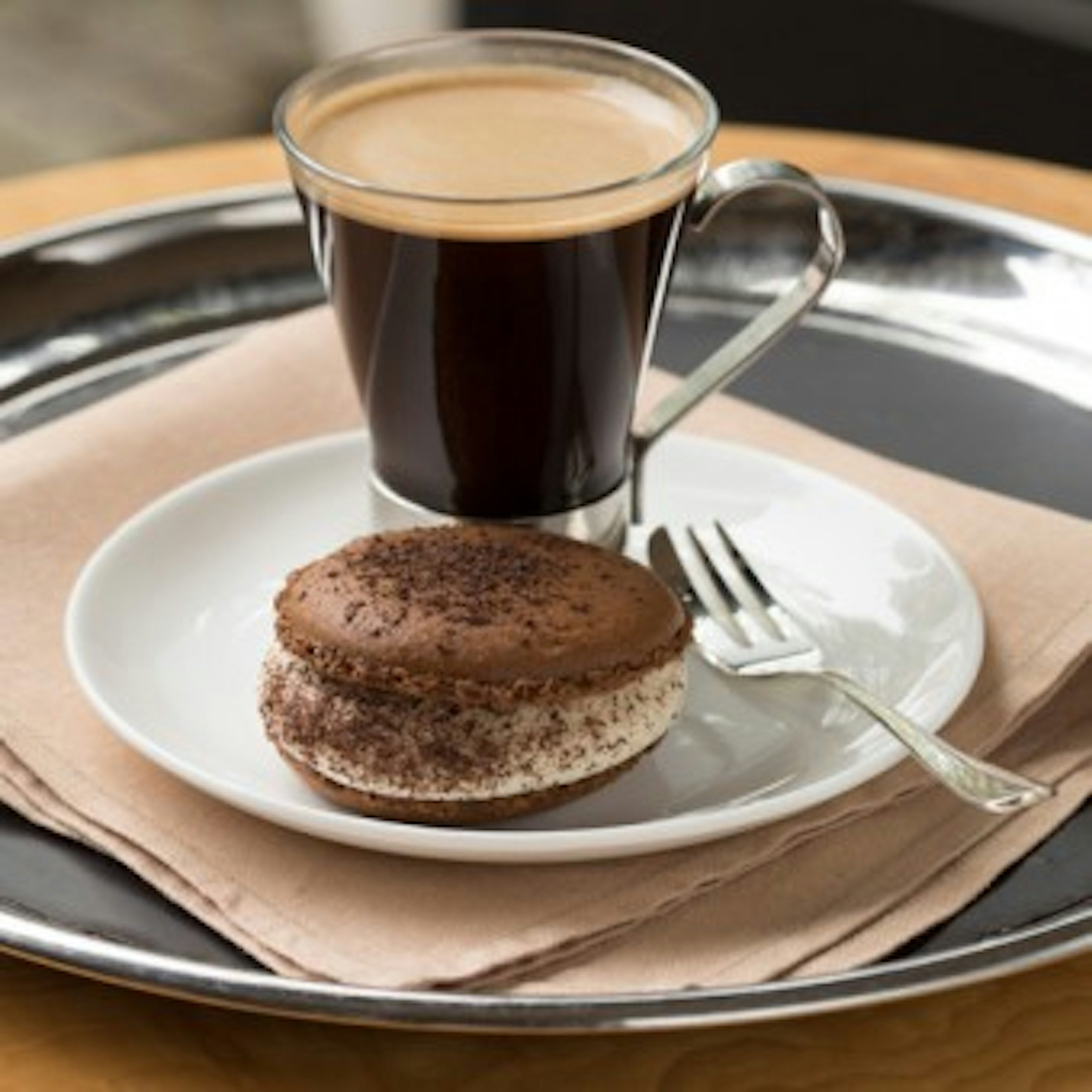 濃厚なコーヒーと一緒に楽しむチョコマカロン