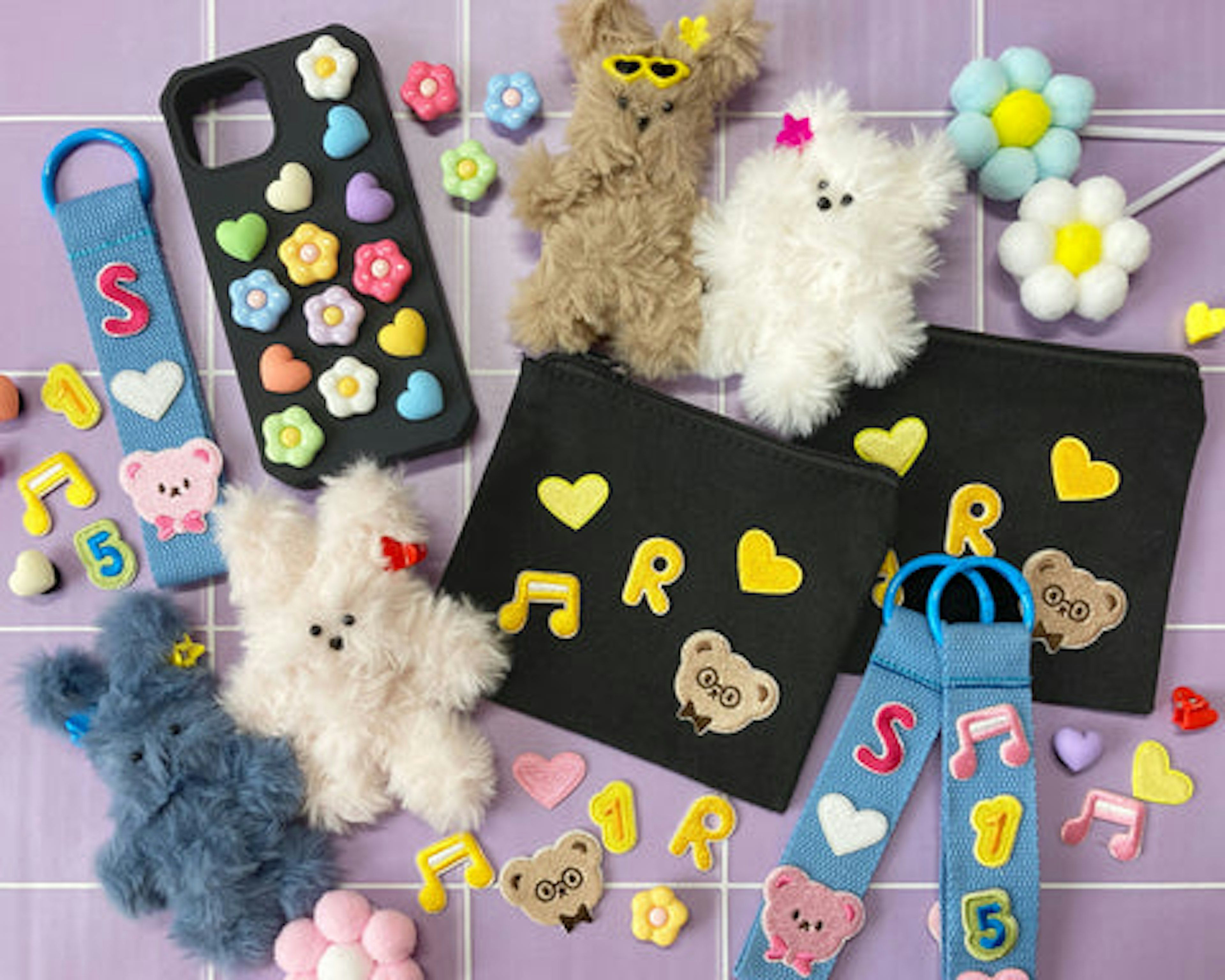 カラフルなハートや音符の飾りがついたポーチやぬいぐるみ、スマホケースなどのかわいい雑貨が並んでいる。