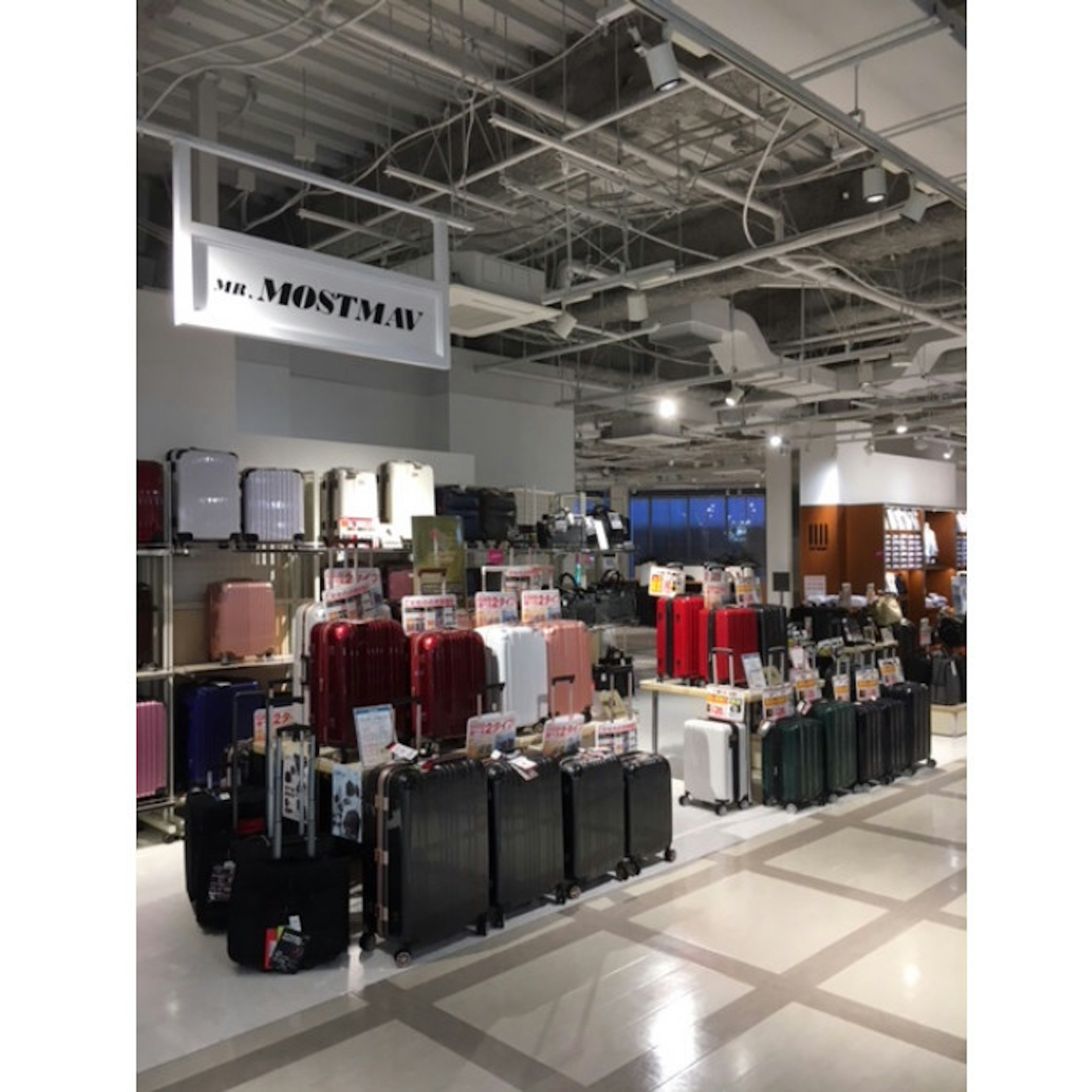 多彩なデザインのバッグが揃うおしゃれな店舗