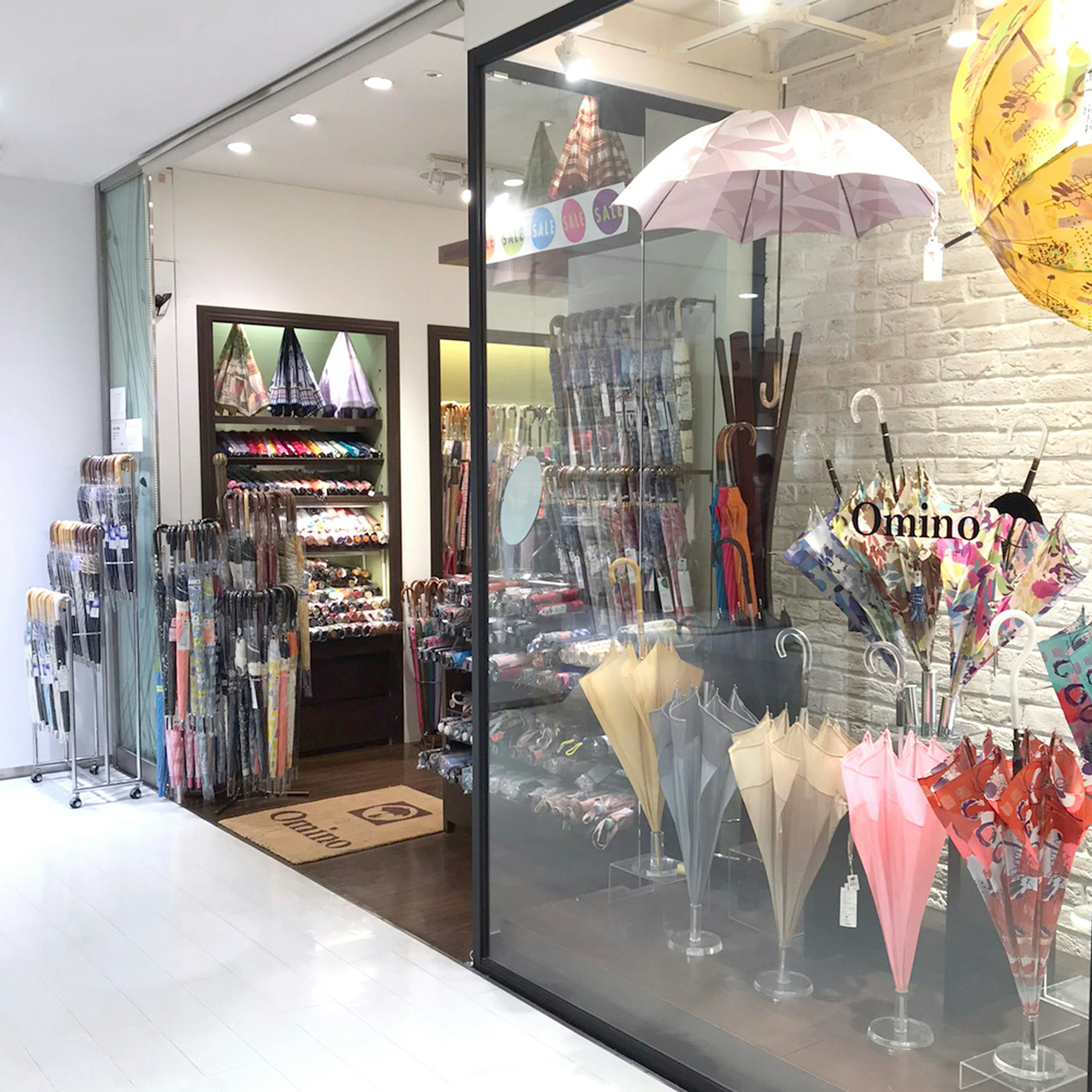 オミノ洋傘店の店舗入り口。さまざまな傘がディスプレイされている