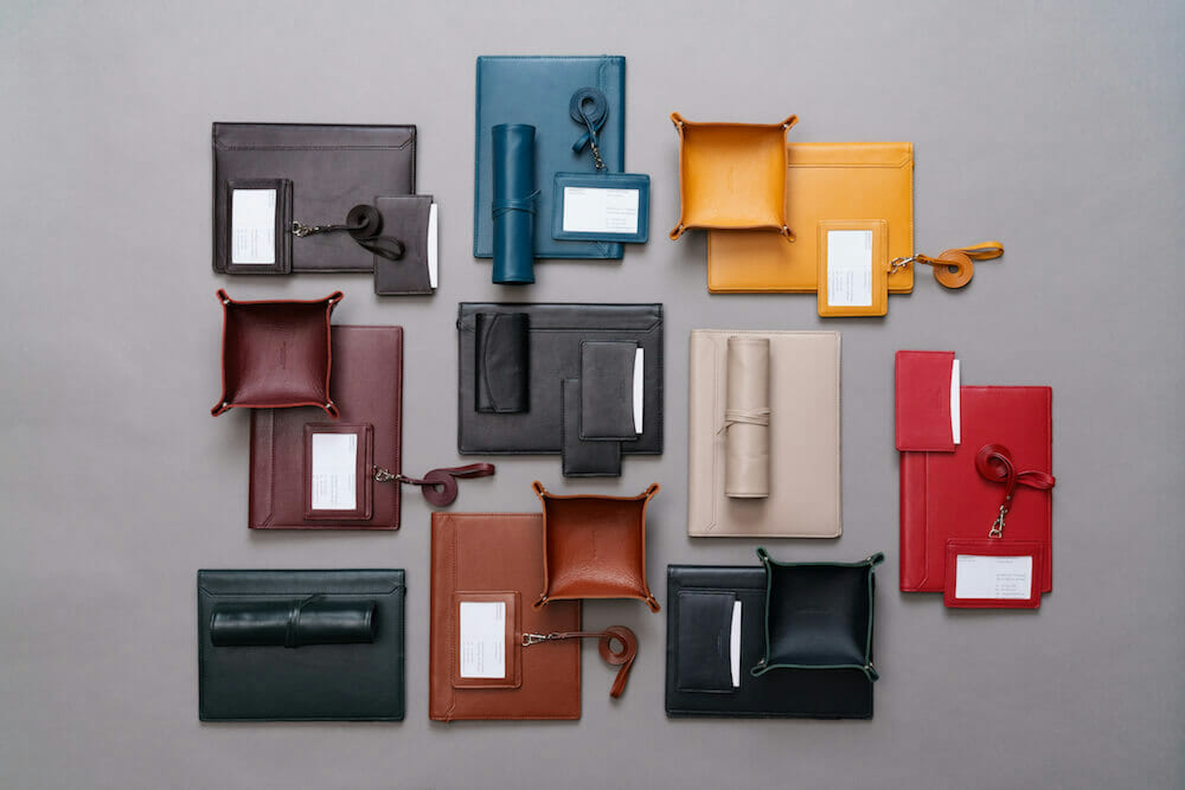 BUSINESS LEATHER FACTORYの色とりどりの名刺入れやIDカードホルダーなど