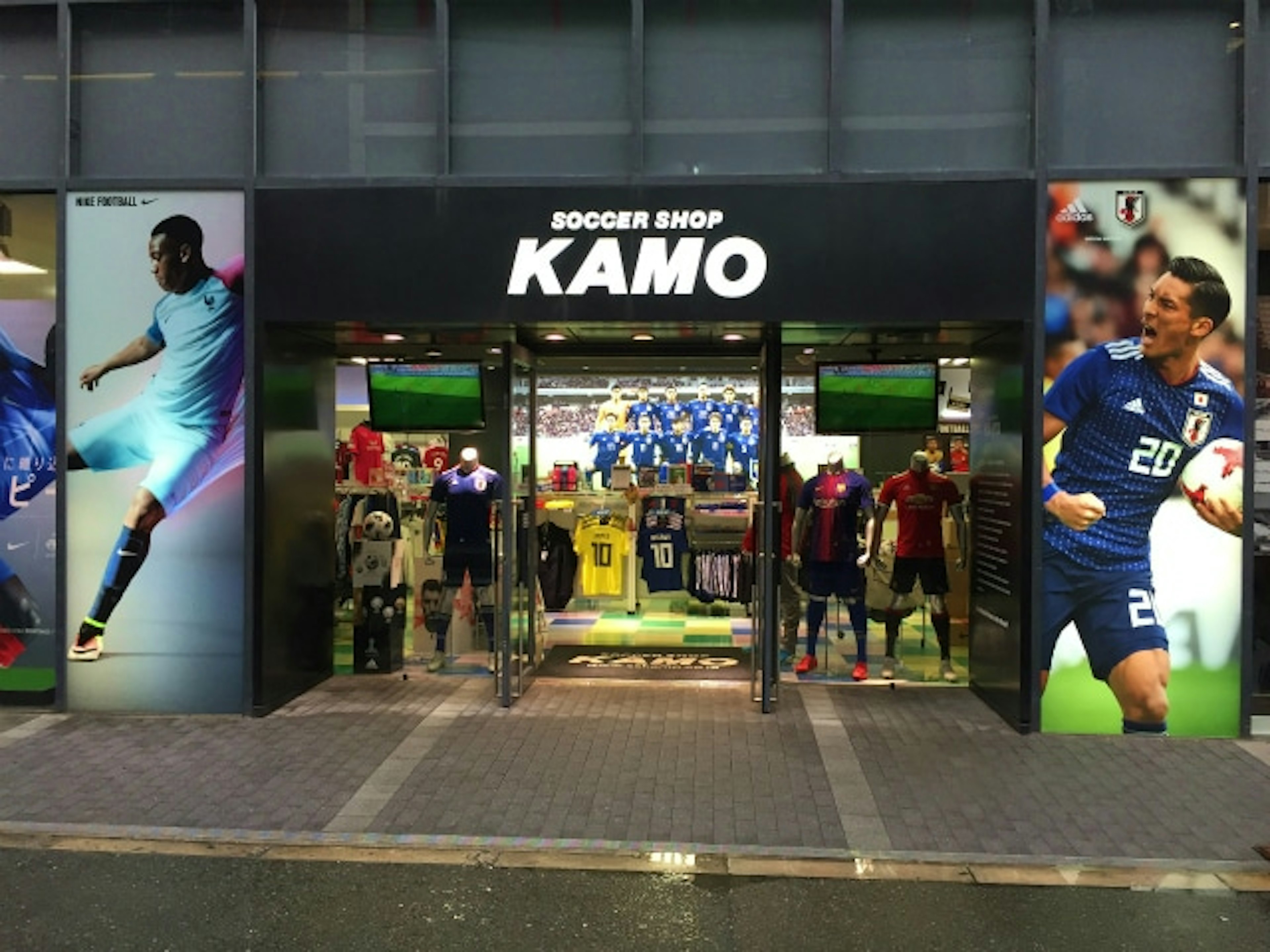 最新のサッカー用品が揃うスポーツショップ