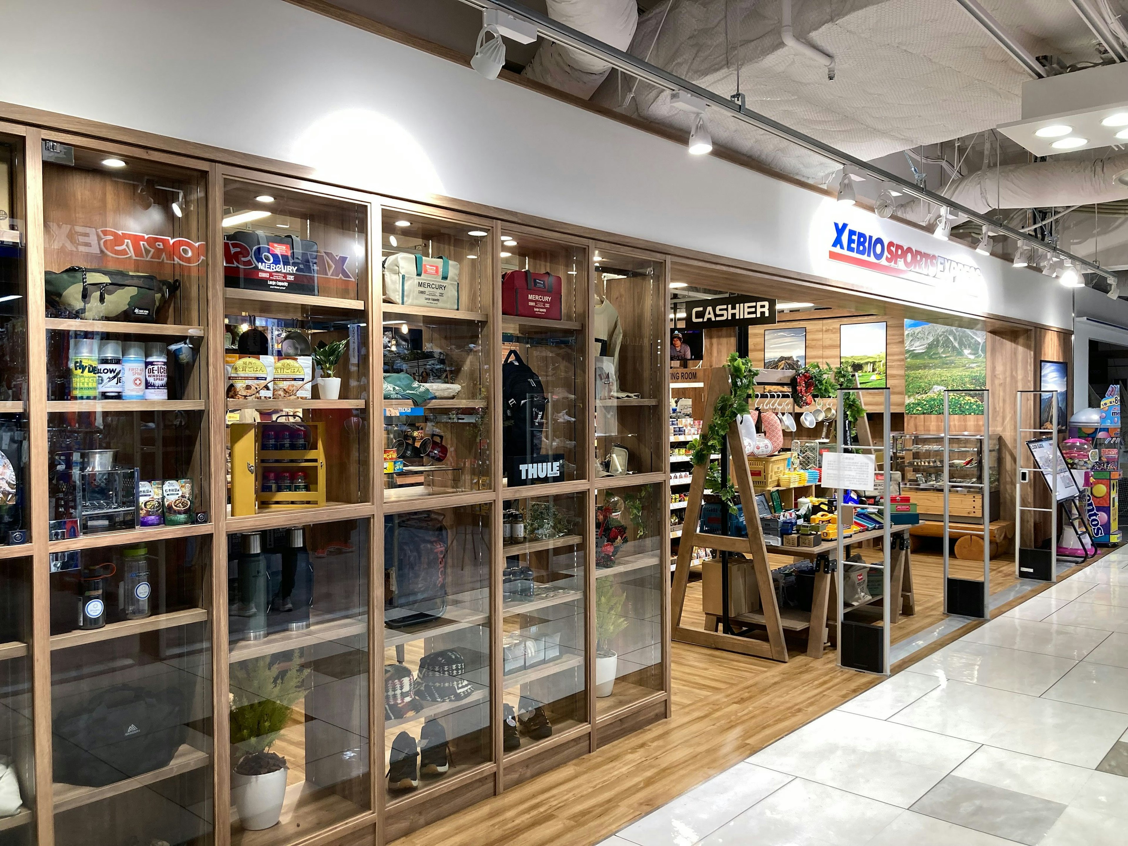 ショーケースの中にバッグやギアが並べられた店舗外観