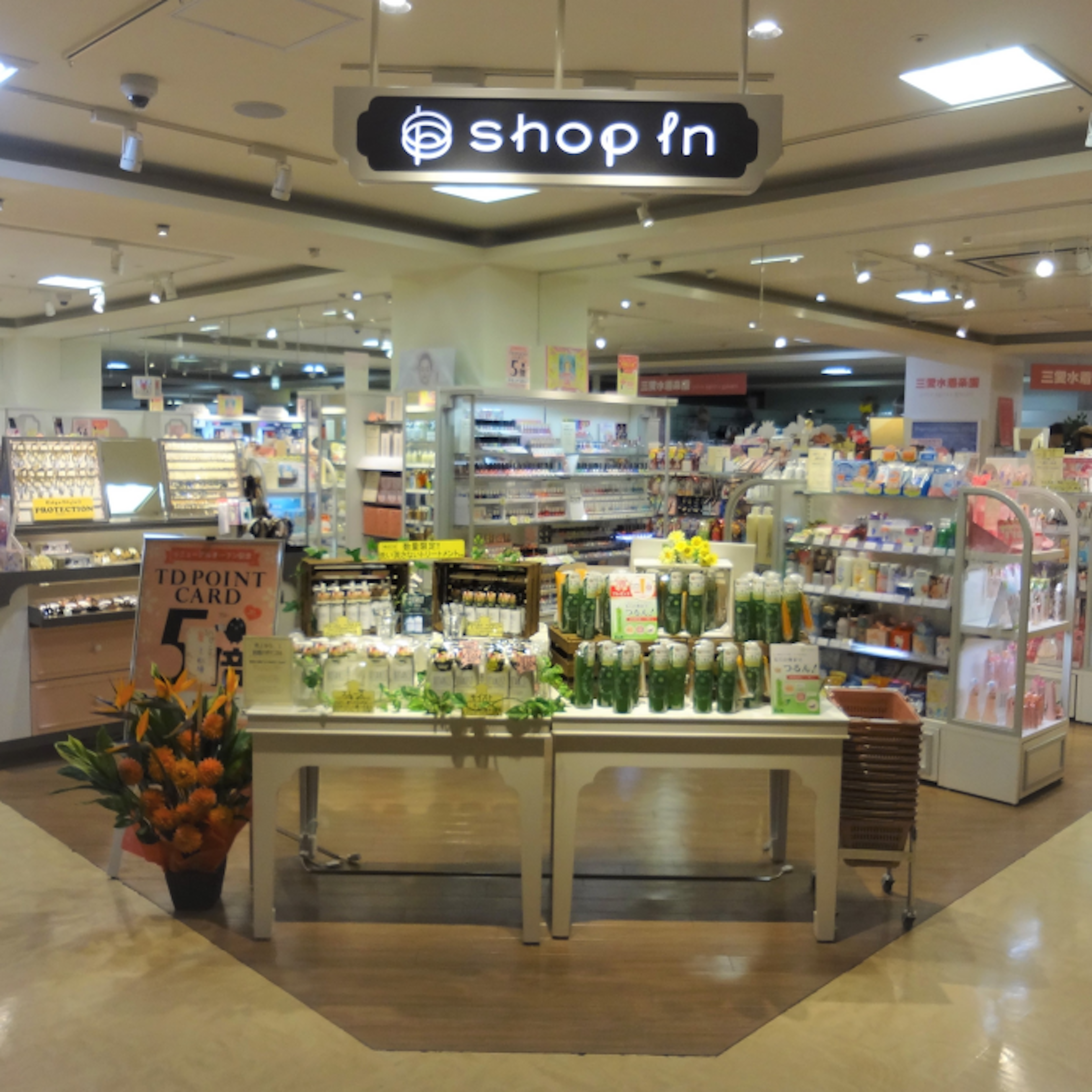 韓国コスメが豊富に揃うおしゃれな店内