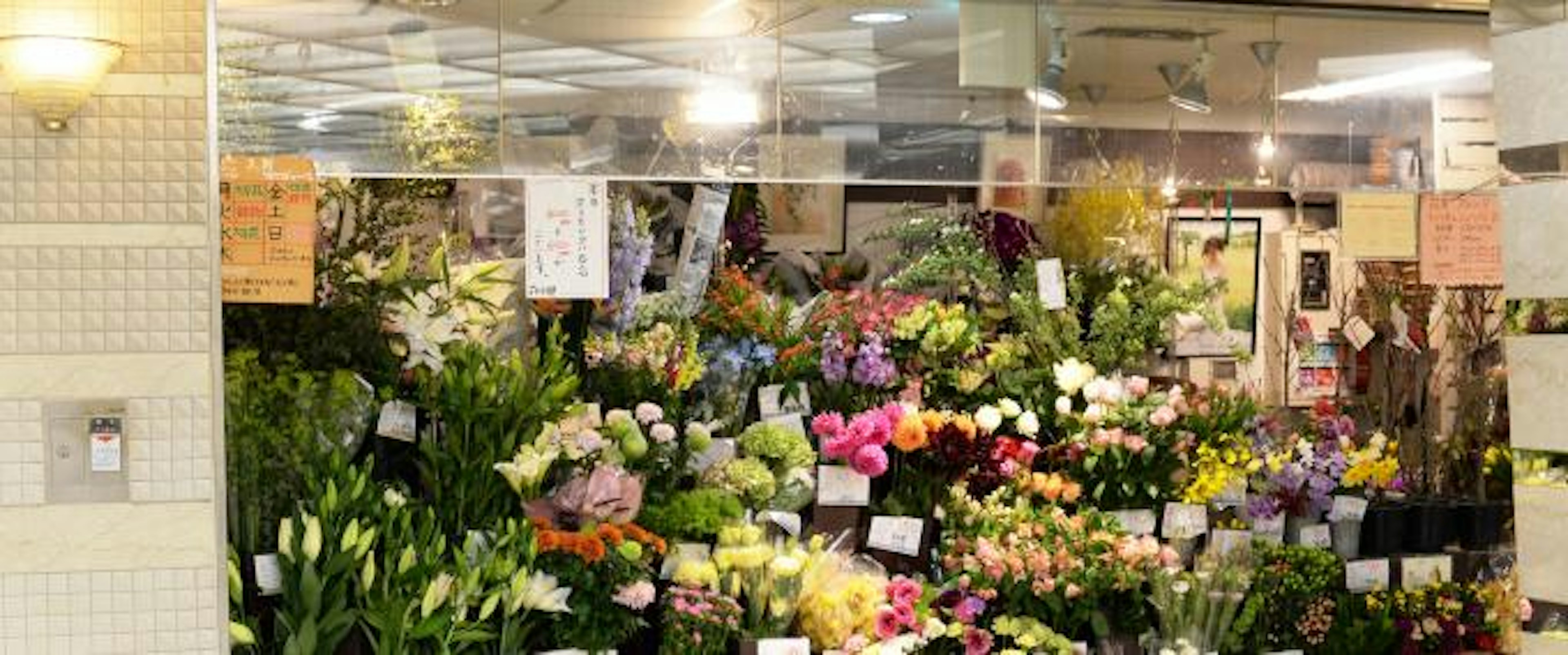色とりどりの花が並ぶ、心温まる街の花屋