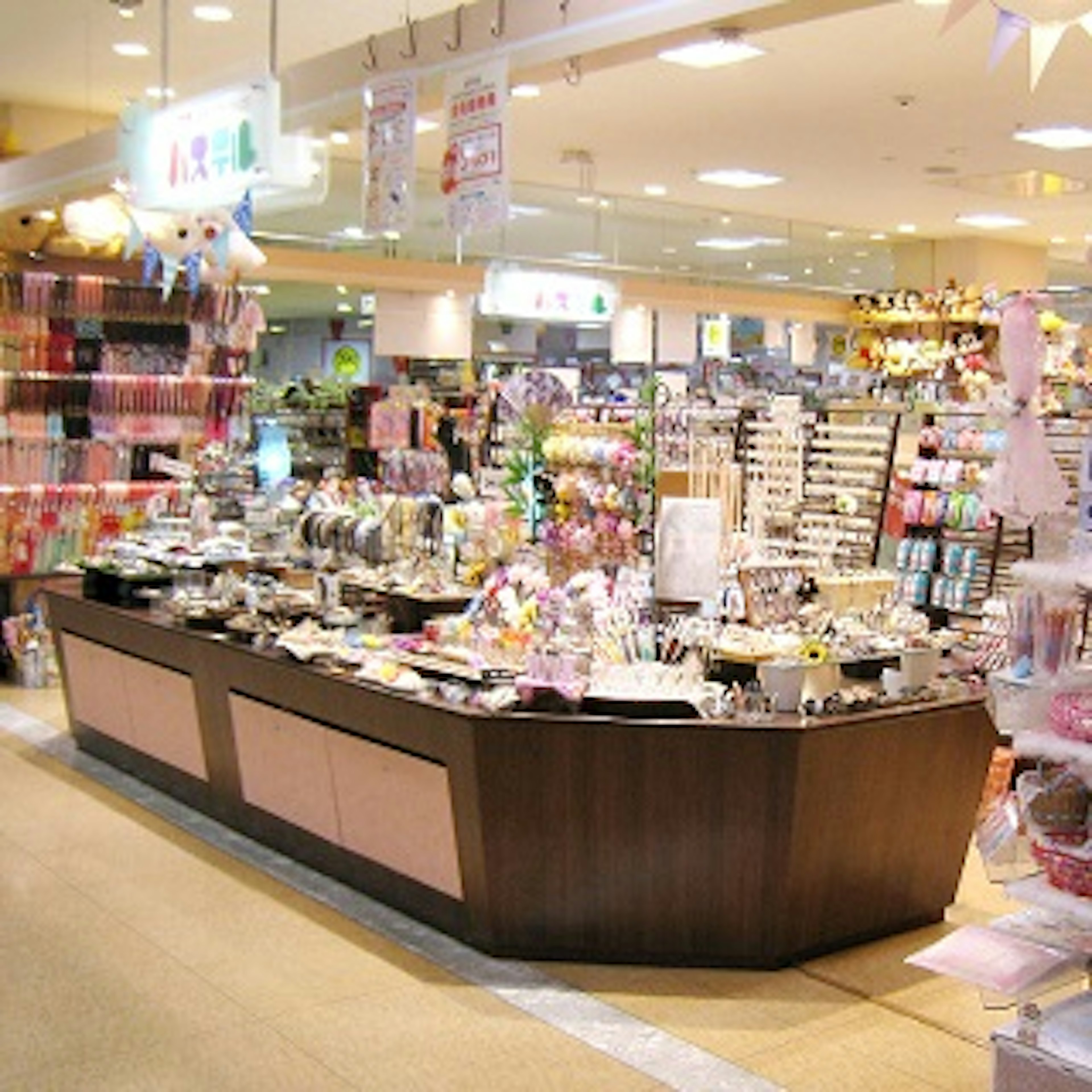 おしゃれな雑貨が揃う店内で、心ときめく時間を過ごせます
