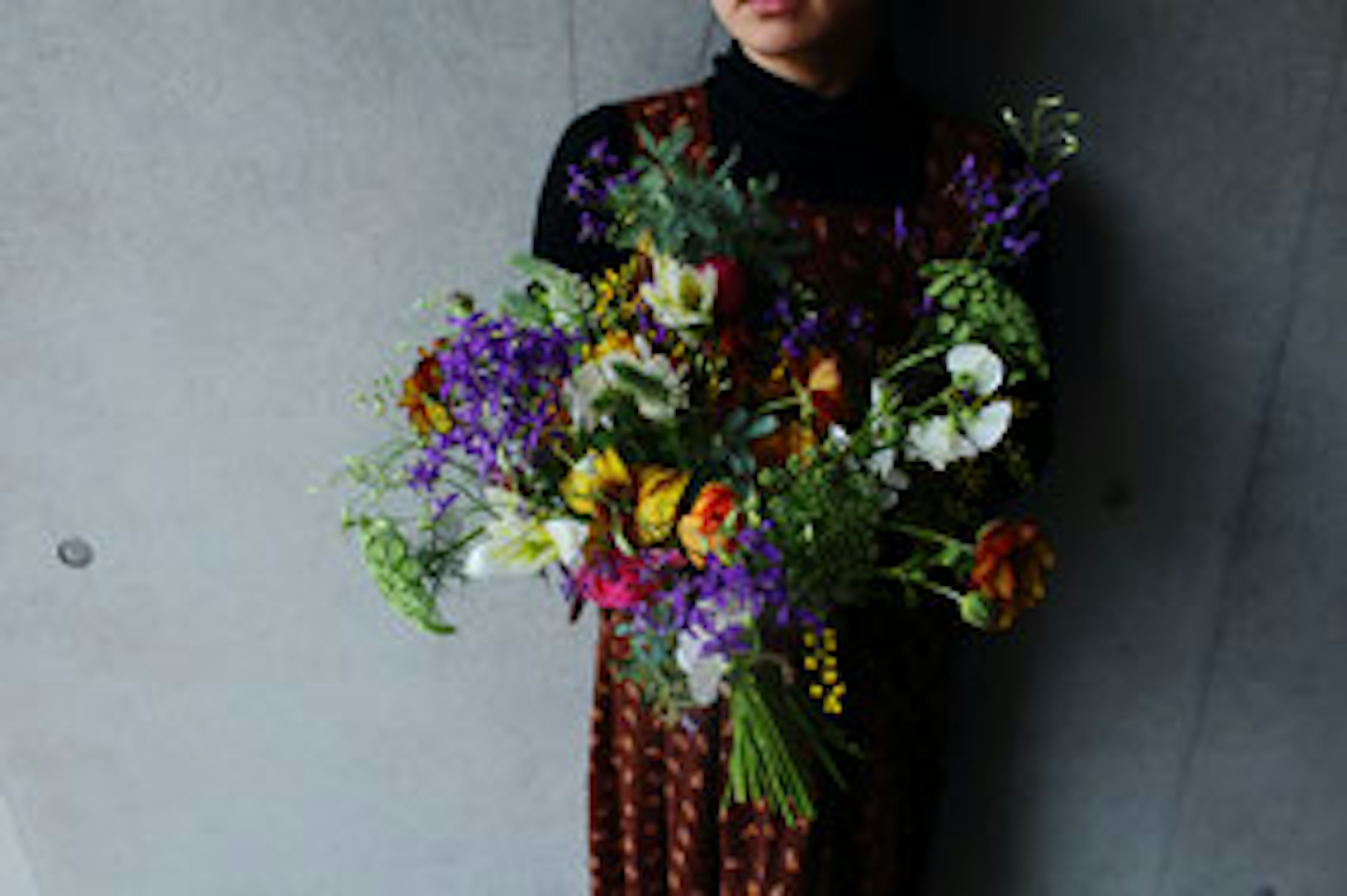 色鮮やかな花束を手に持つ女性、花屋の魅力を体感