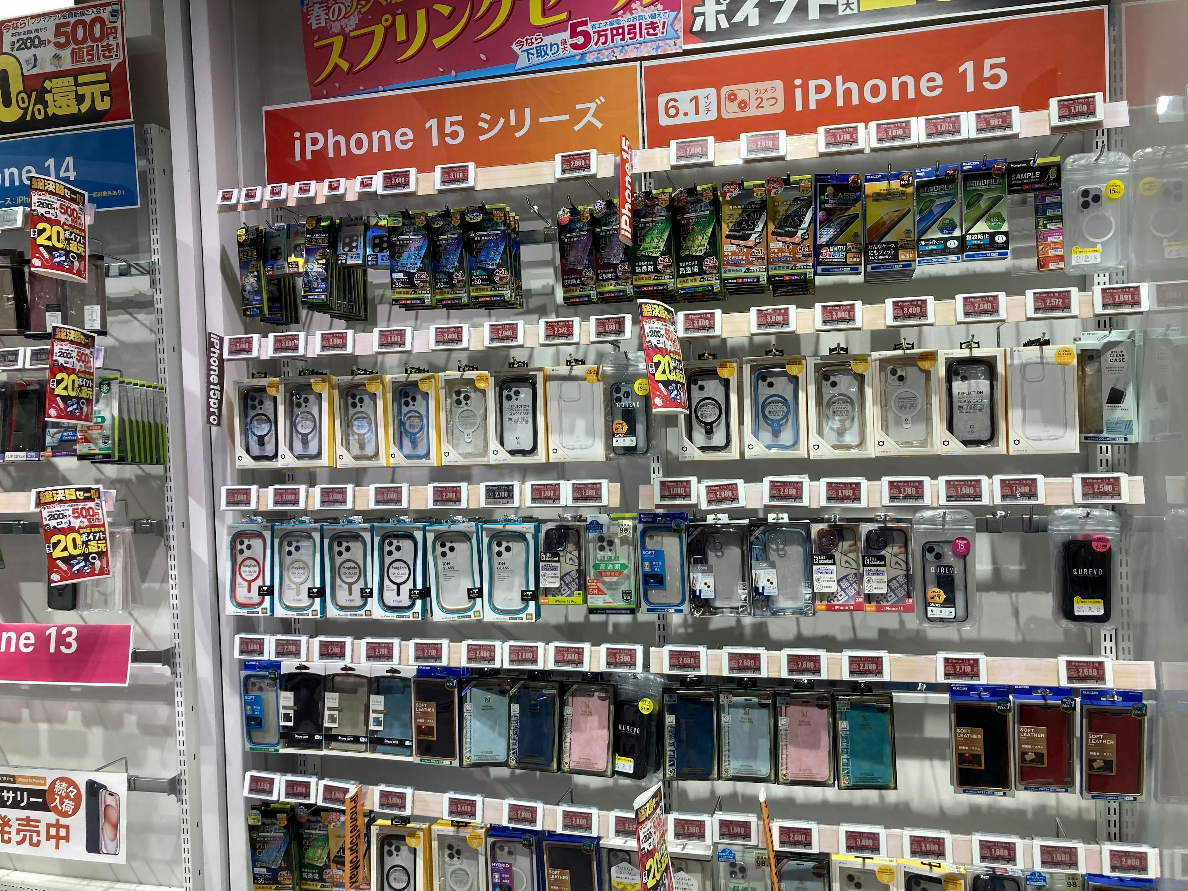 壁際一面に陳列されたiphoneケース