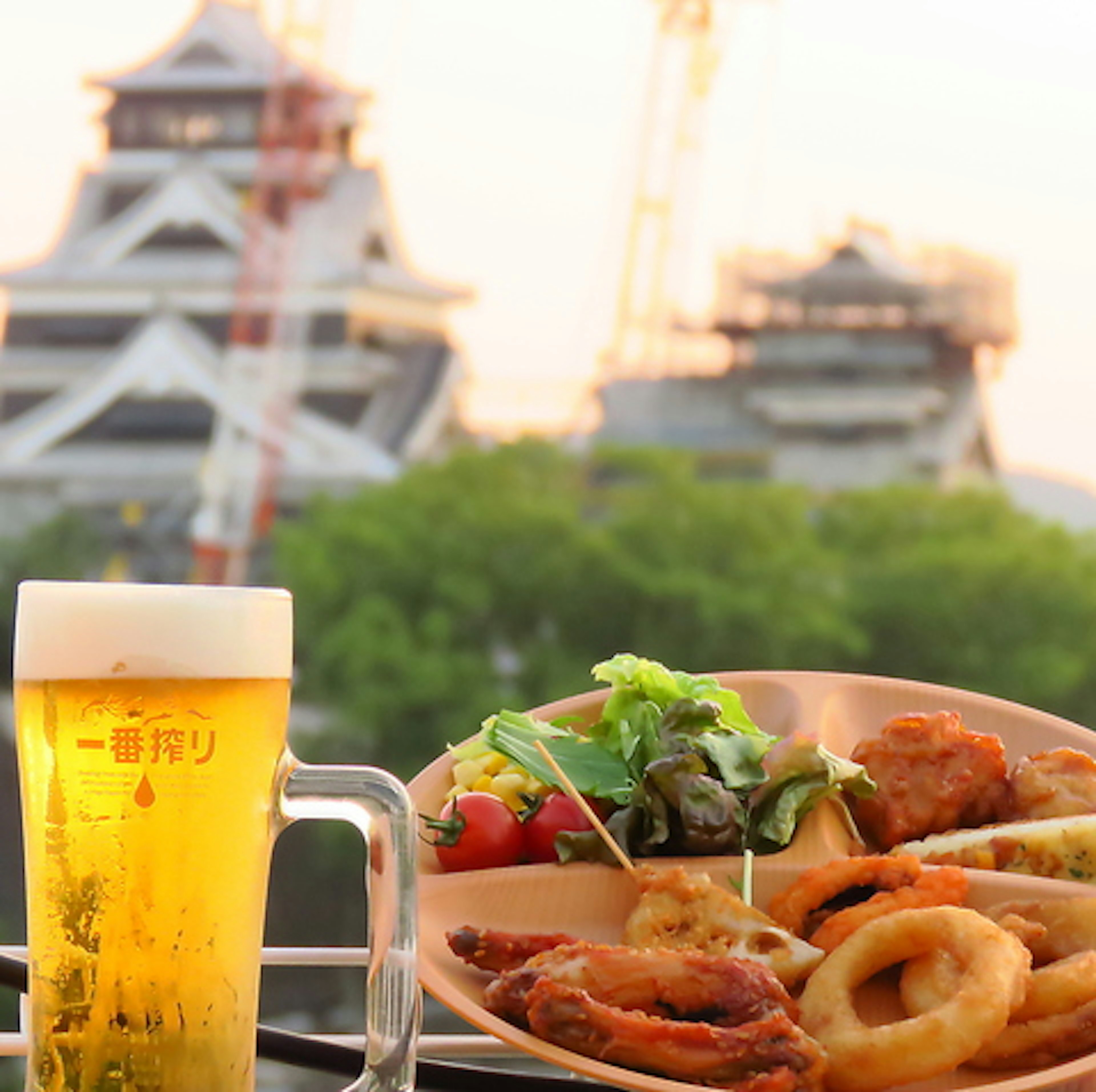 夕暮れの城を眺めながら楽しむビアガーデンのひととき