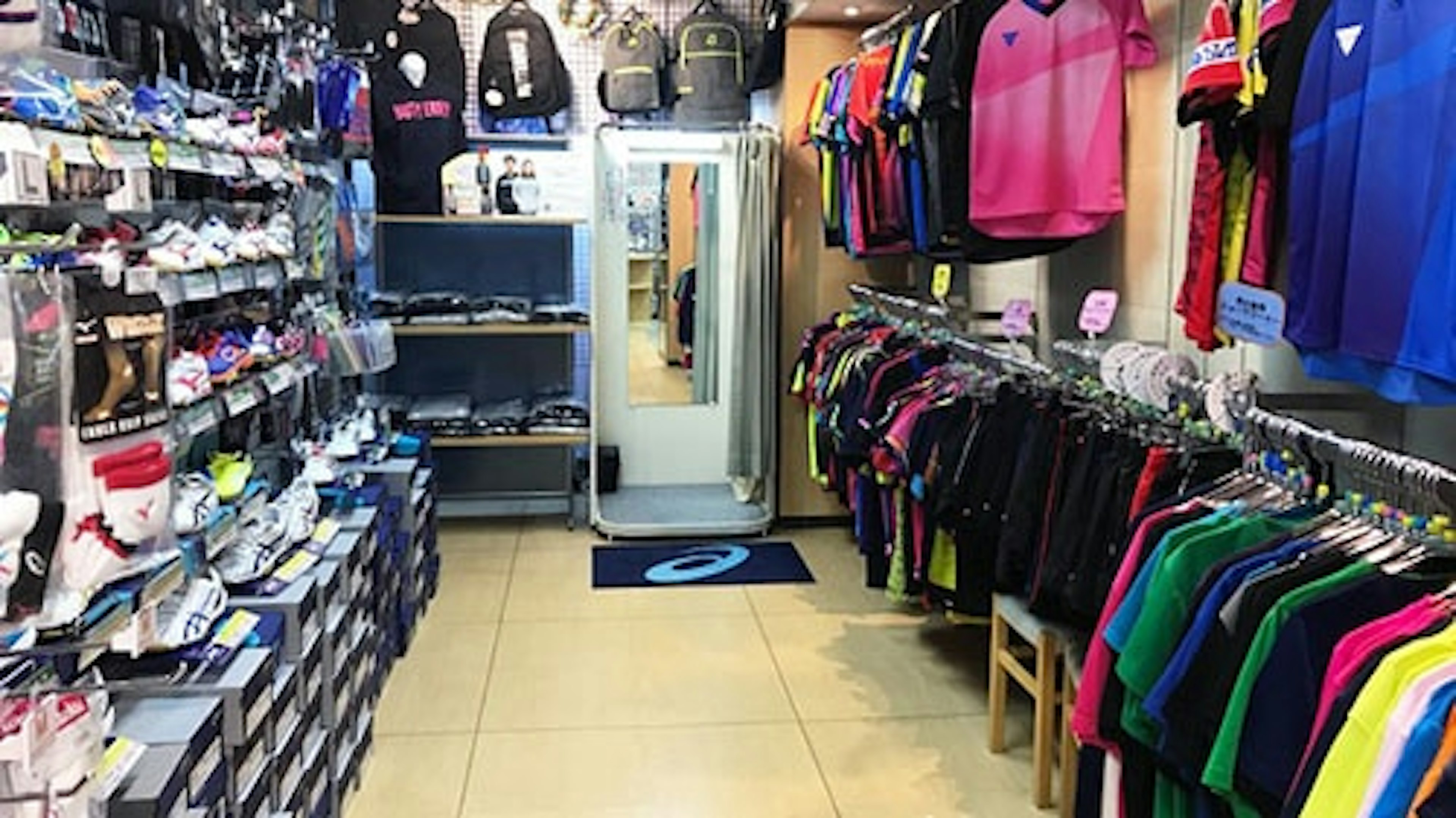 最新のスポーツウェアと用品が揃う専門店
