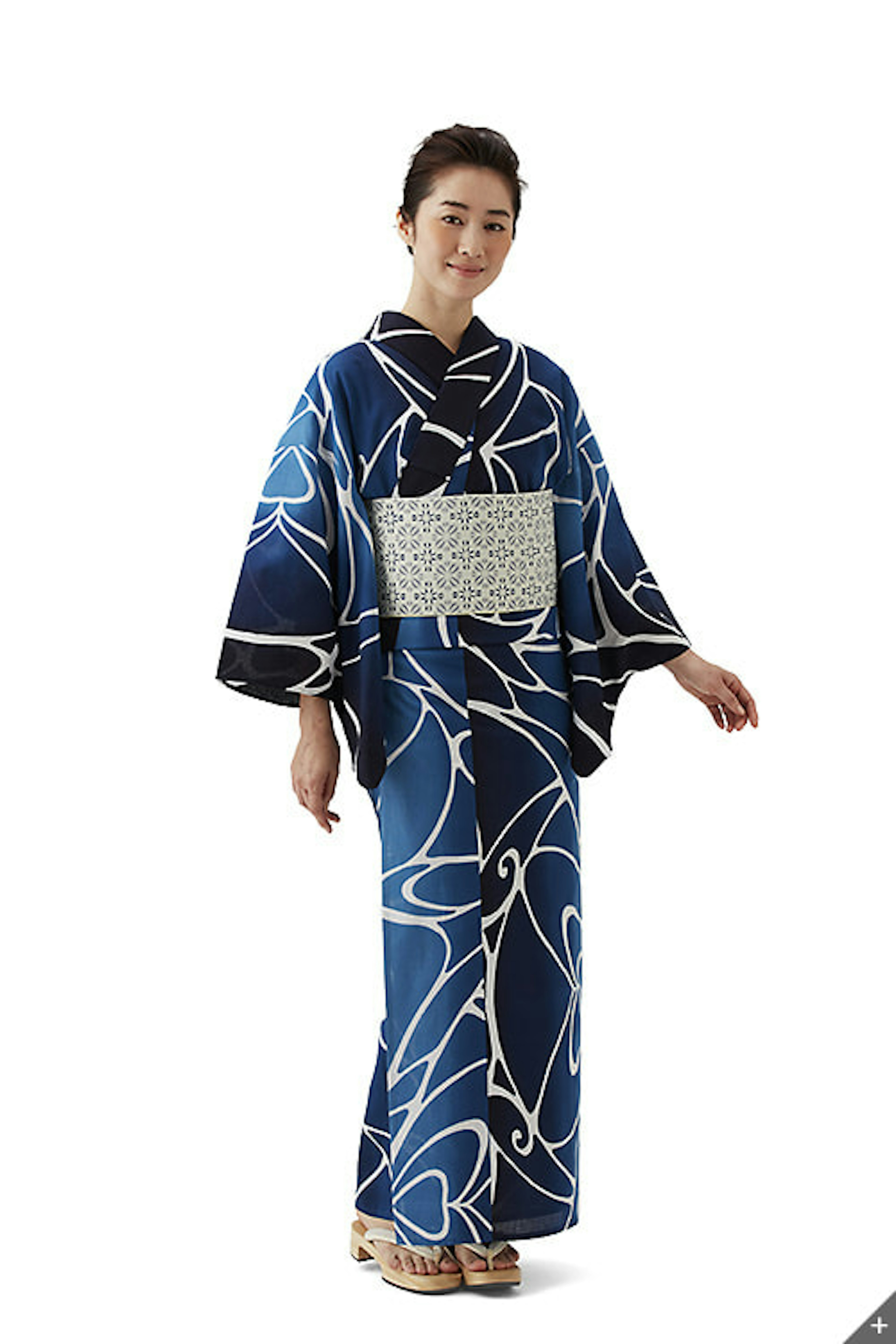 涼しげな青い浴衣で夏祭りを楽しむ女性