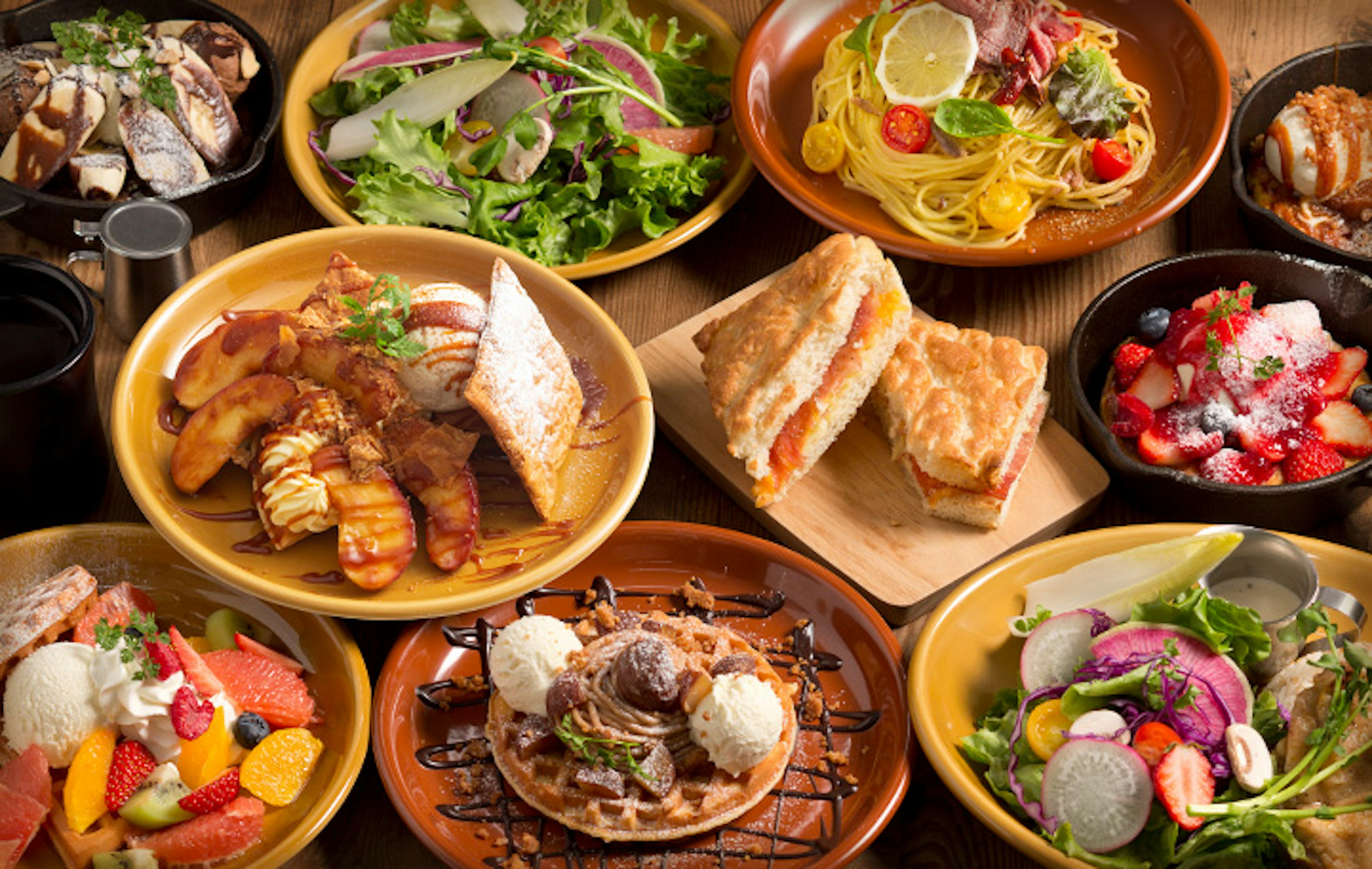 カフェで楽しむ色とりどりの美味しい料理とソファ席