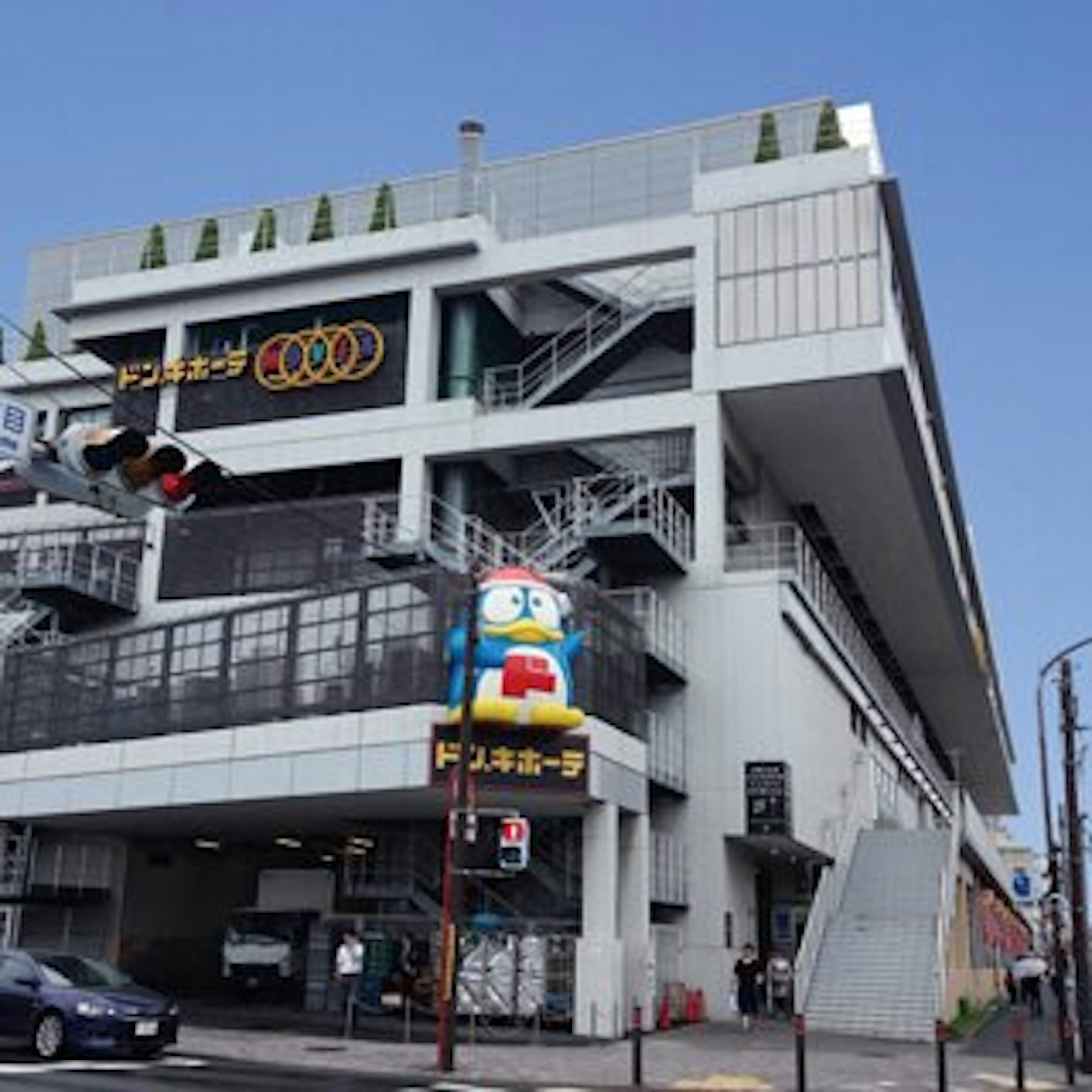 多彩な雑貨が揃う大型店舗でショッピングを楽しむ