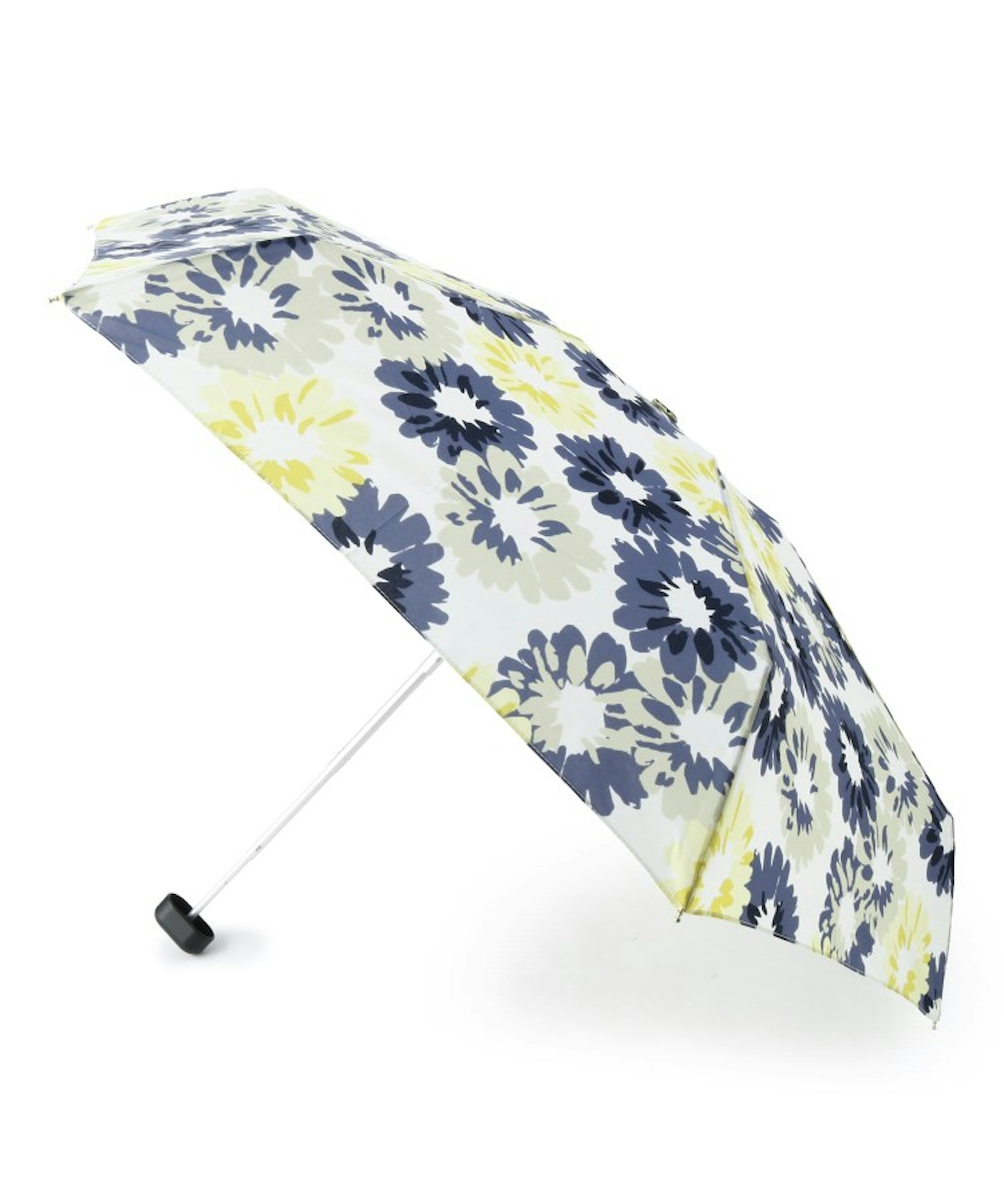 花柄の折りたたみ傘で雨の日もおしゃれに過ごせます