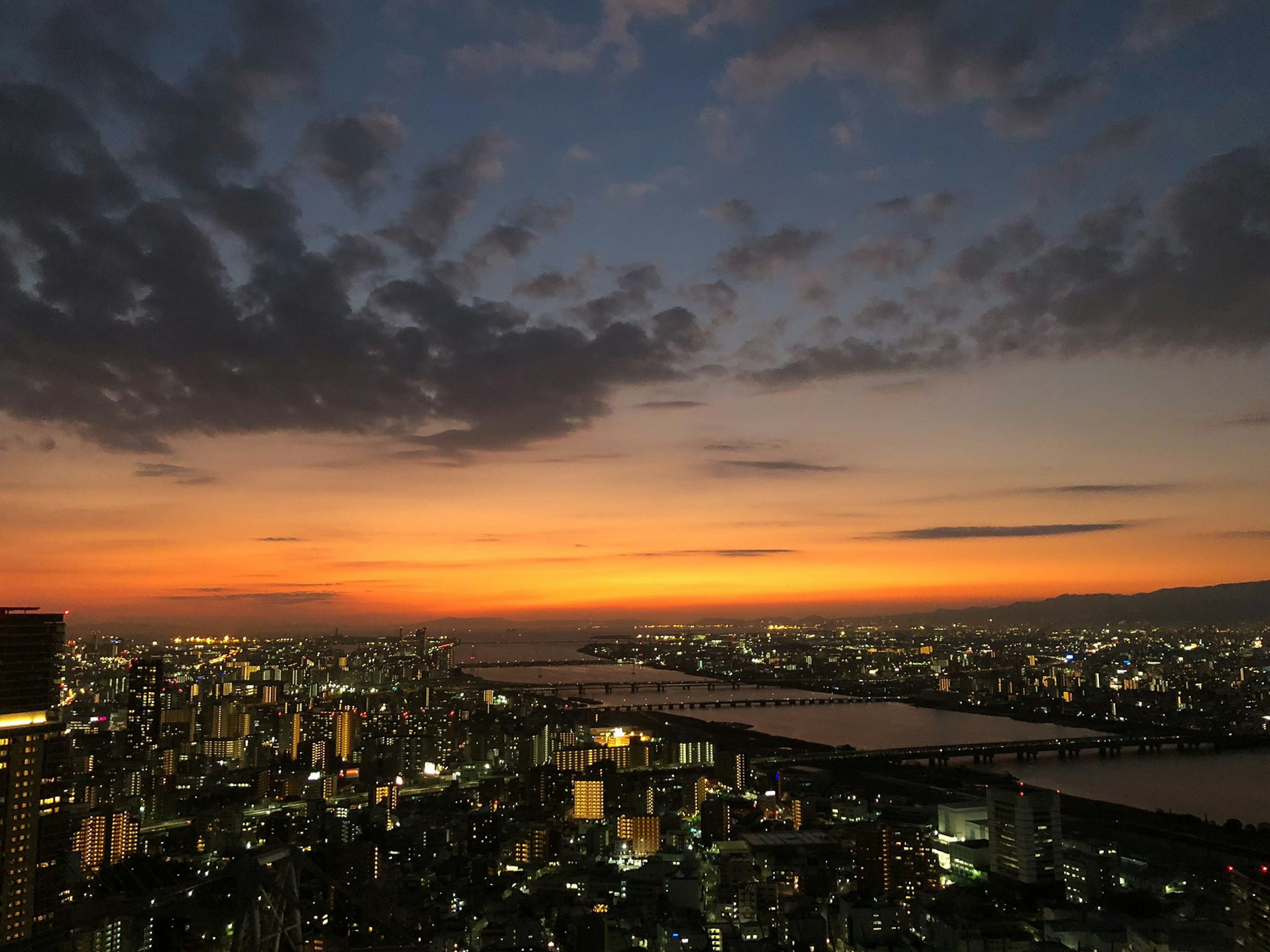 都会の夕焼けを眺めながら、心地よい暇つぶしを楽しむ