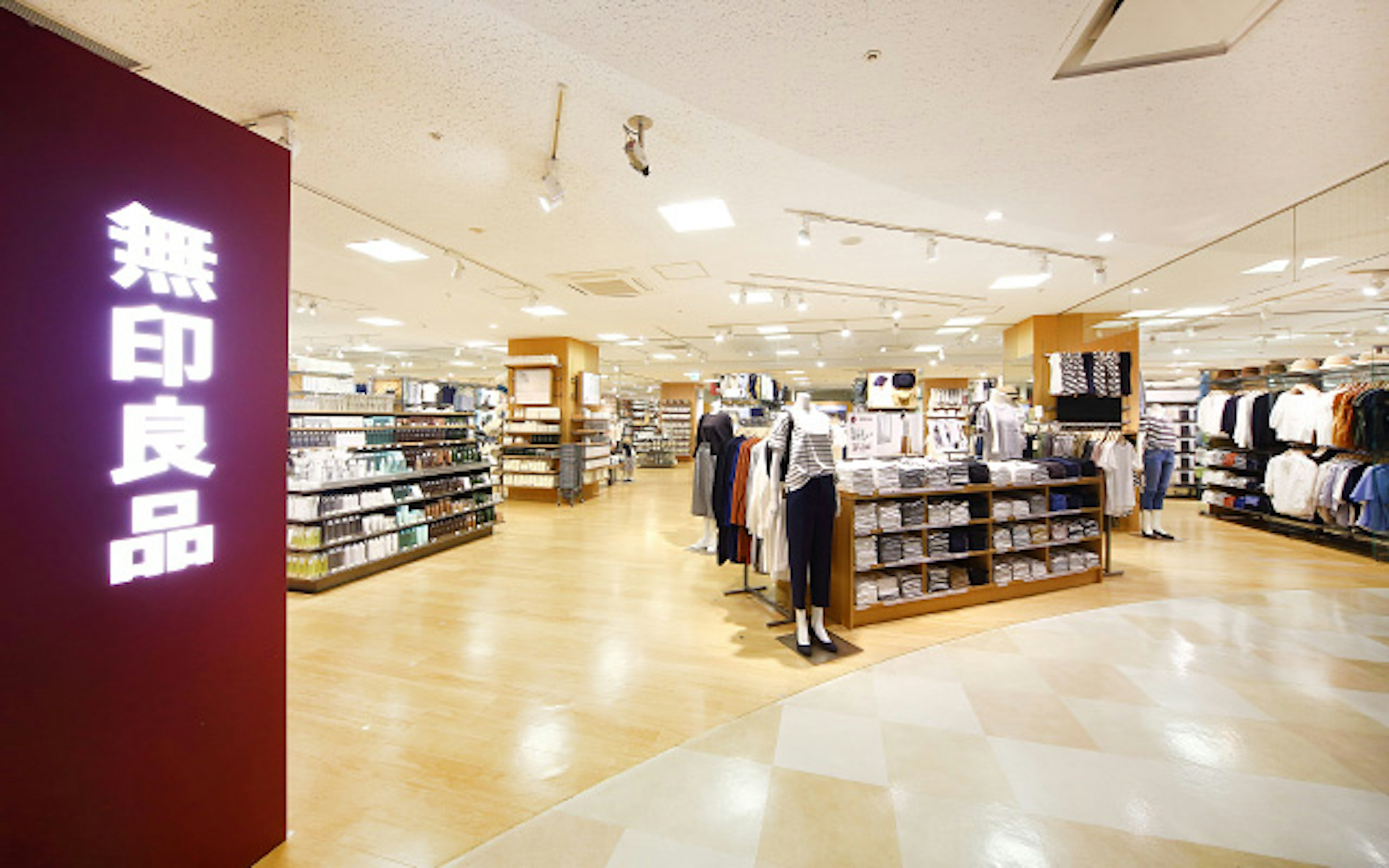 無印良品の広々とした店内で快適なショッピング体験