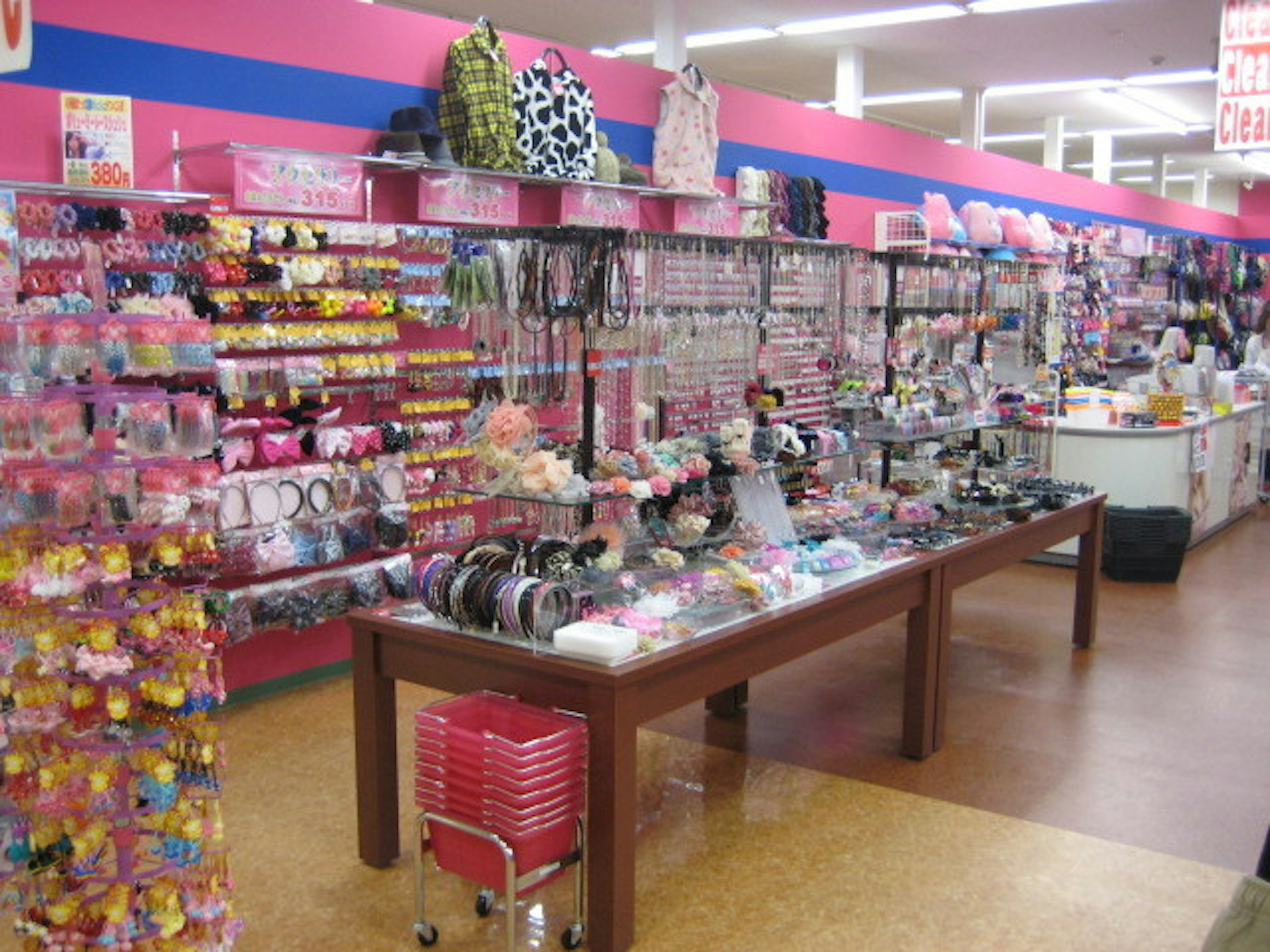 カラフルな文房具とアクセサリーが揃う店内の様子