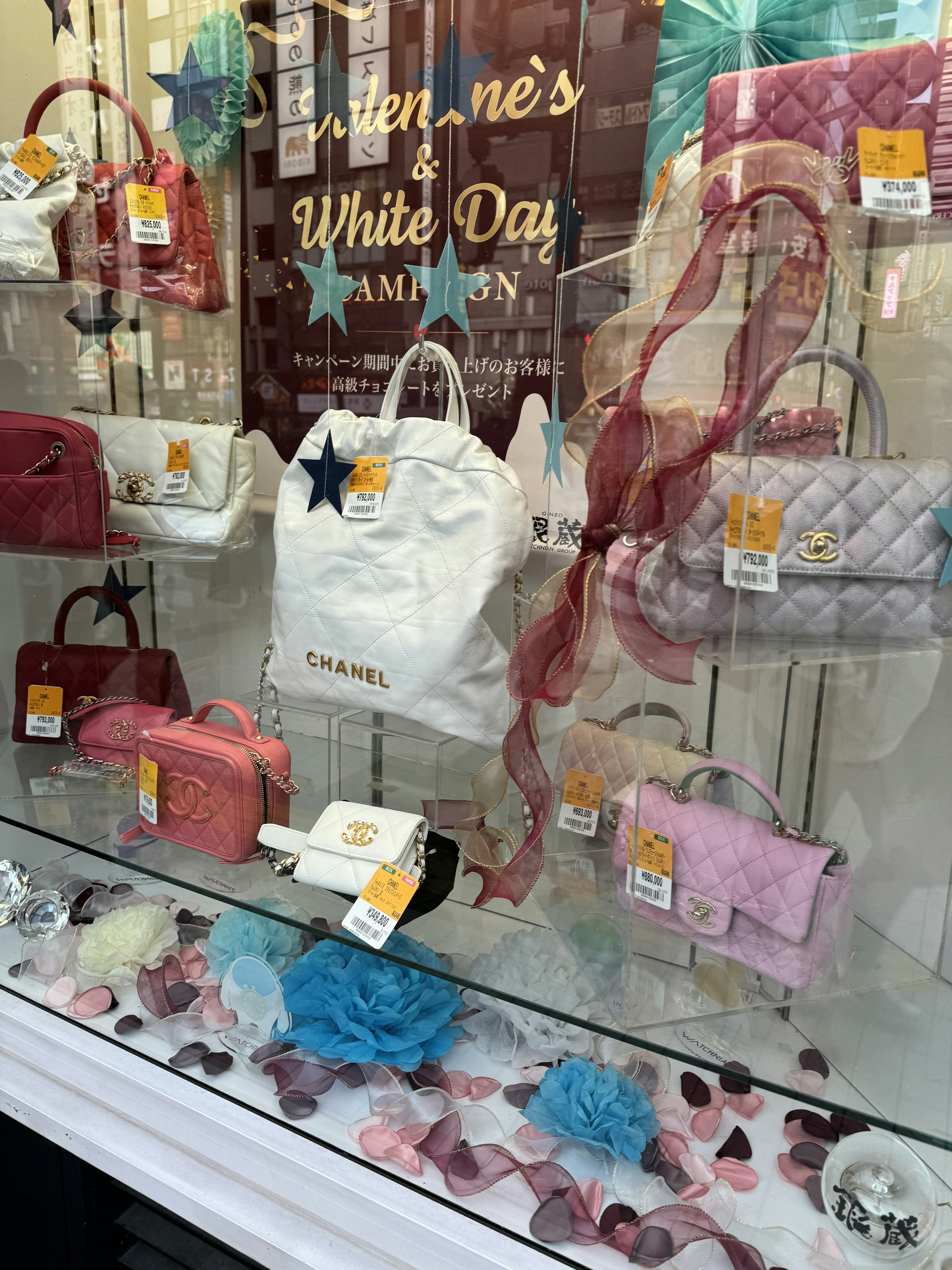 さまざまなアイテムが並ぶ銀蔵新宿2号店の店頭ディスプレイ
