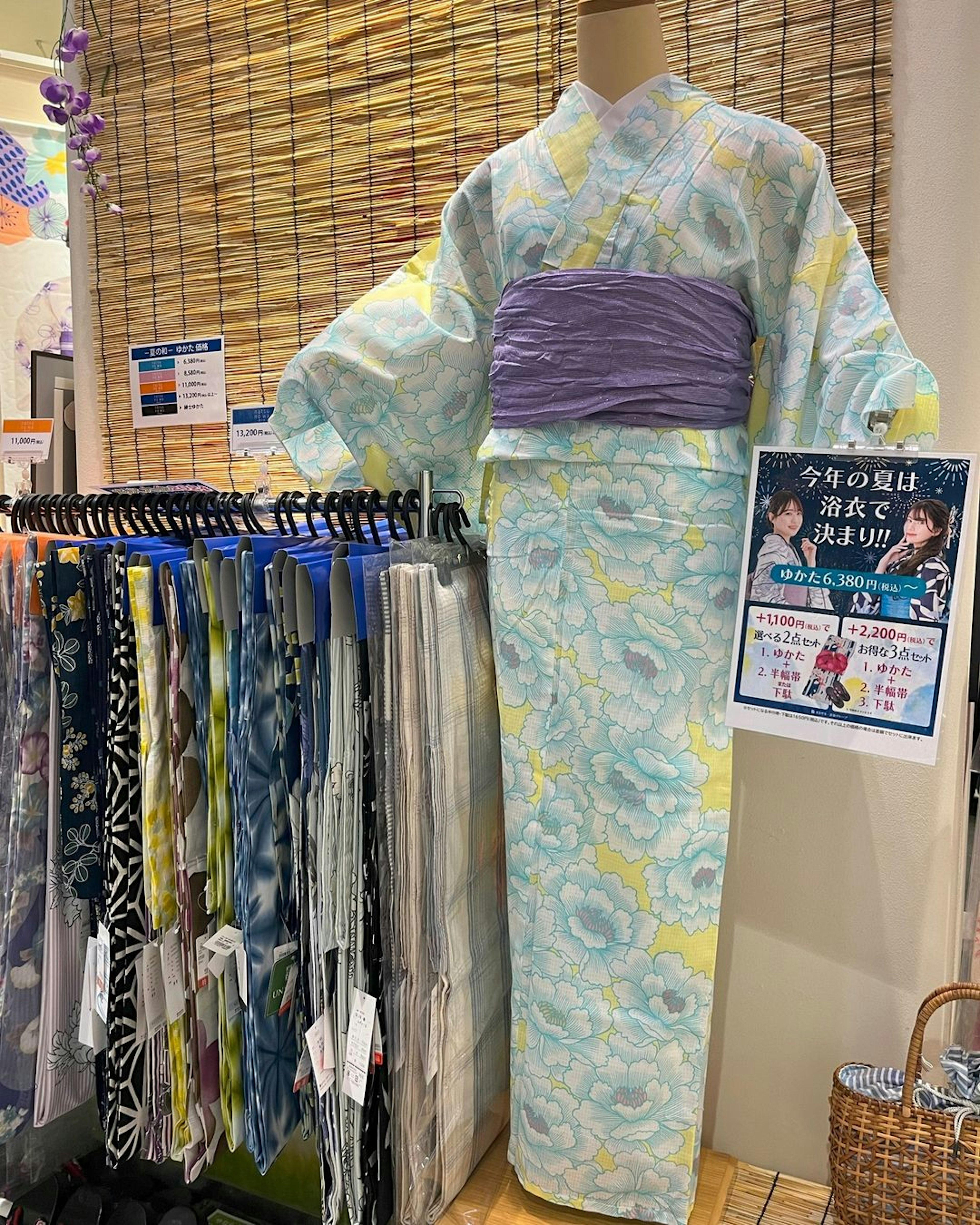 淡い色合いがきれいな浴衣を着たマネキン