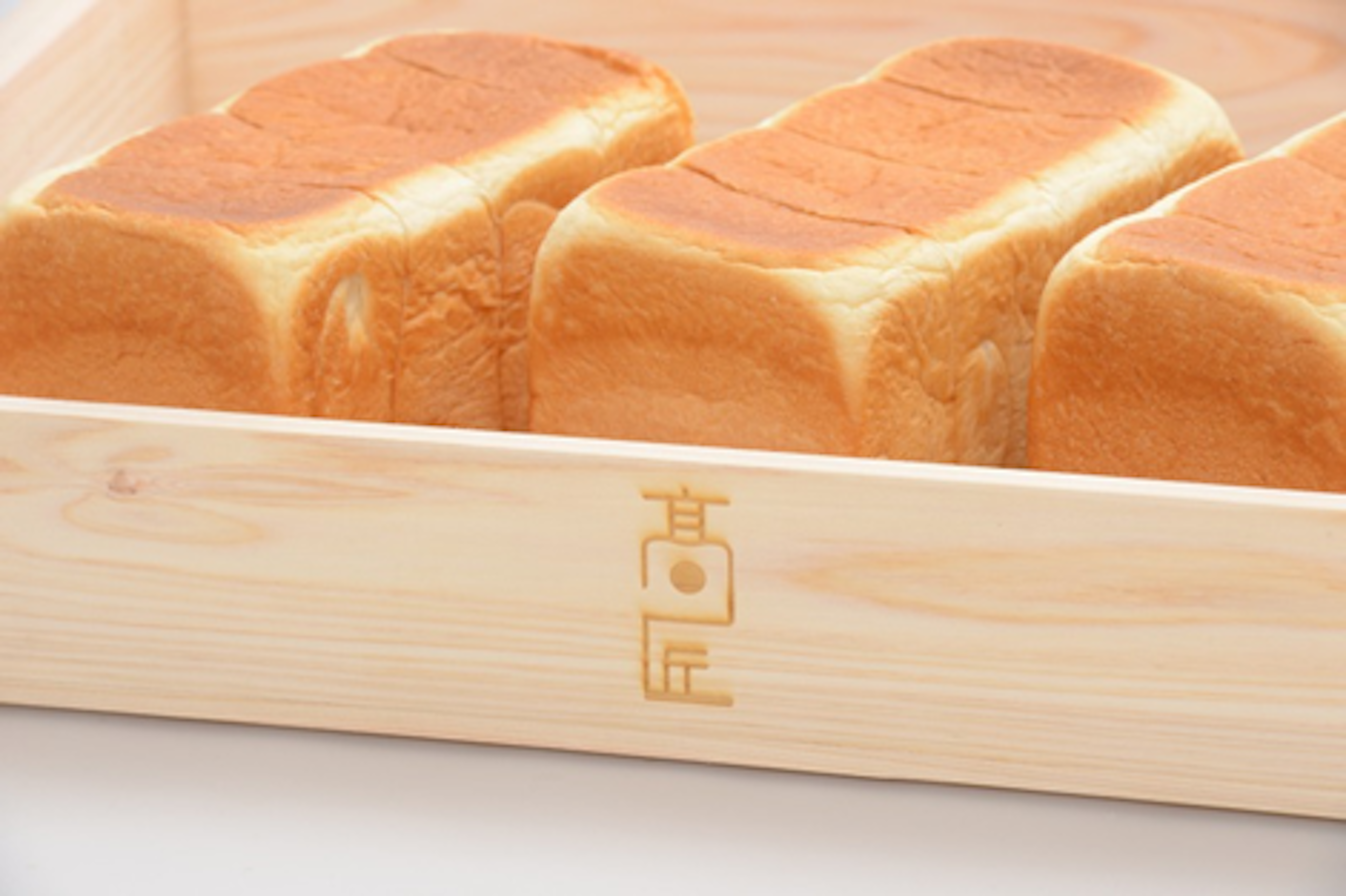 ふわふわ食感の絶品食パンが並ぶ人気のパン屋