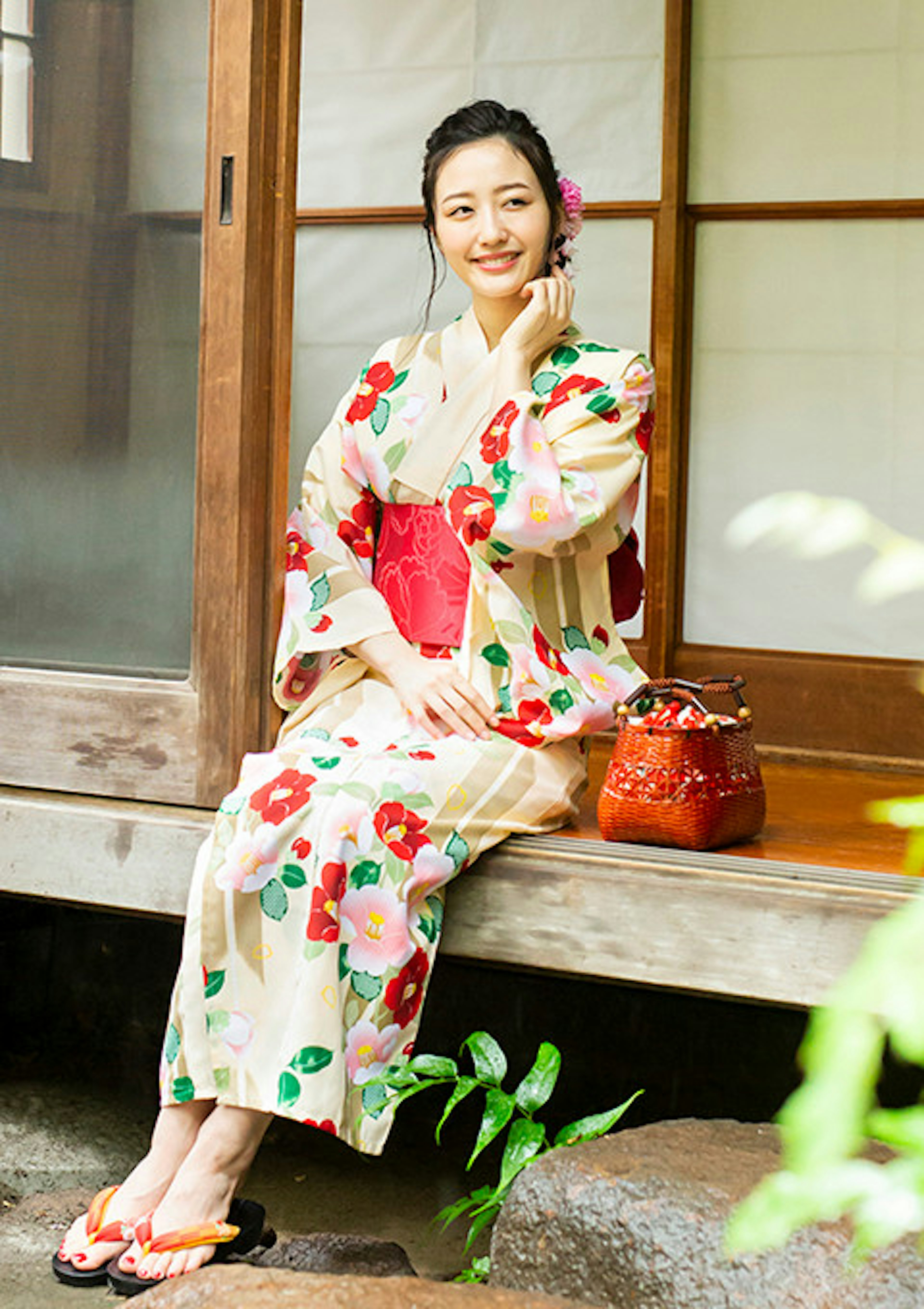 華やかな浴衣姿で日本の夏を満喫する女性