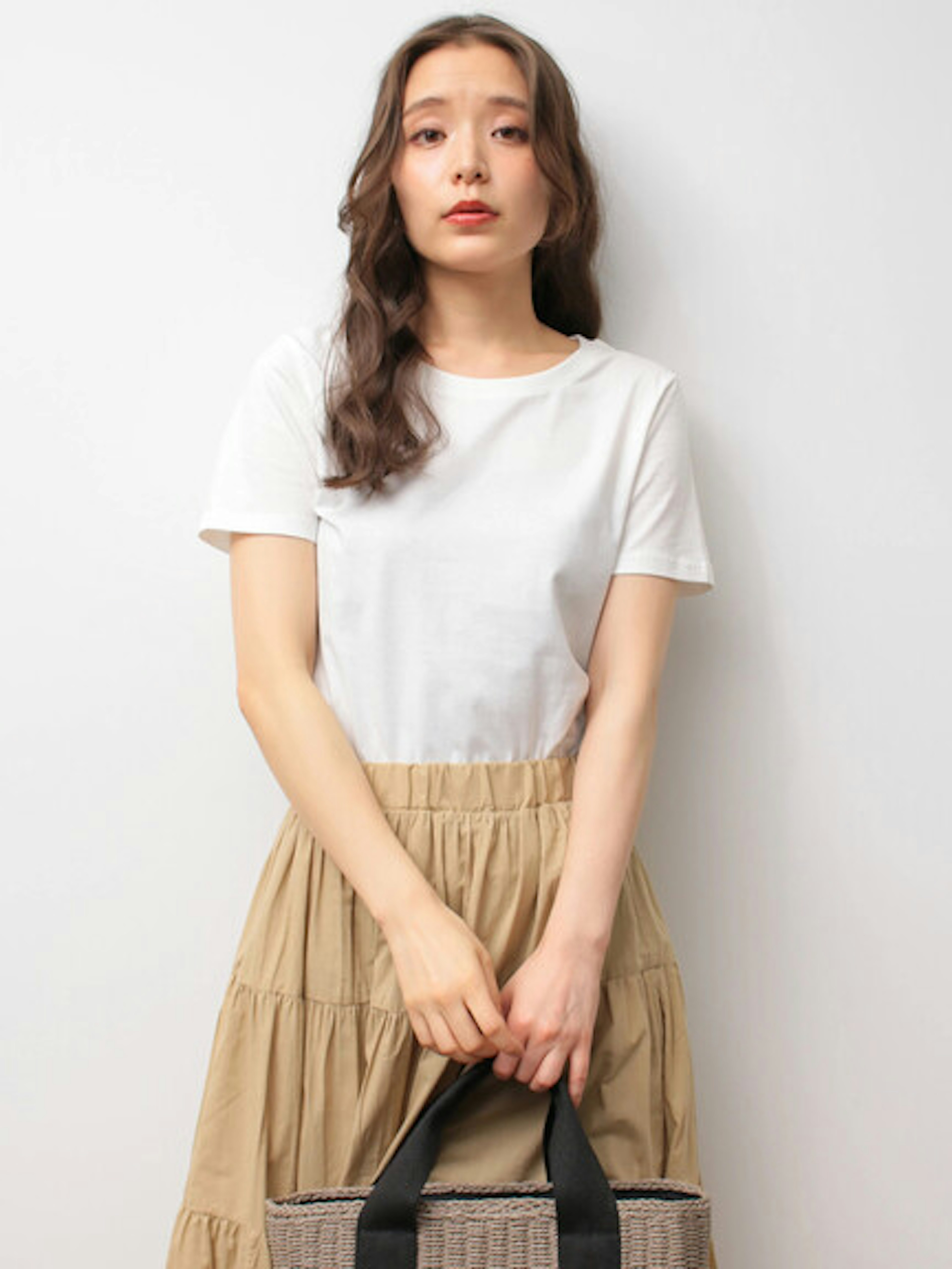 シンプルでおしゃれな白いTシャツが魅力的です。