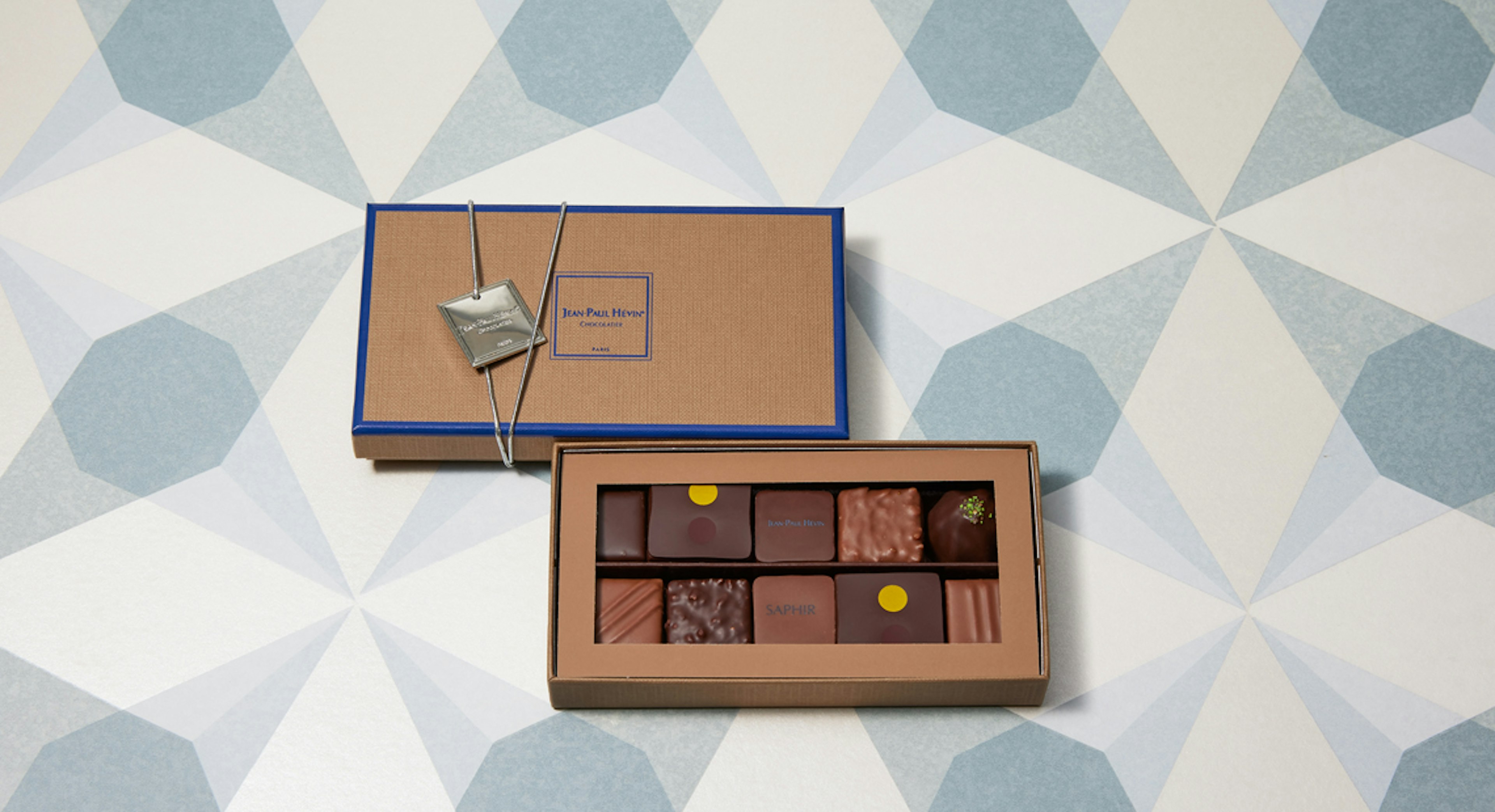 贅沢なチョコレートの詰め合わせ、特別な贈り物に最適