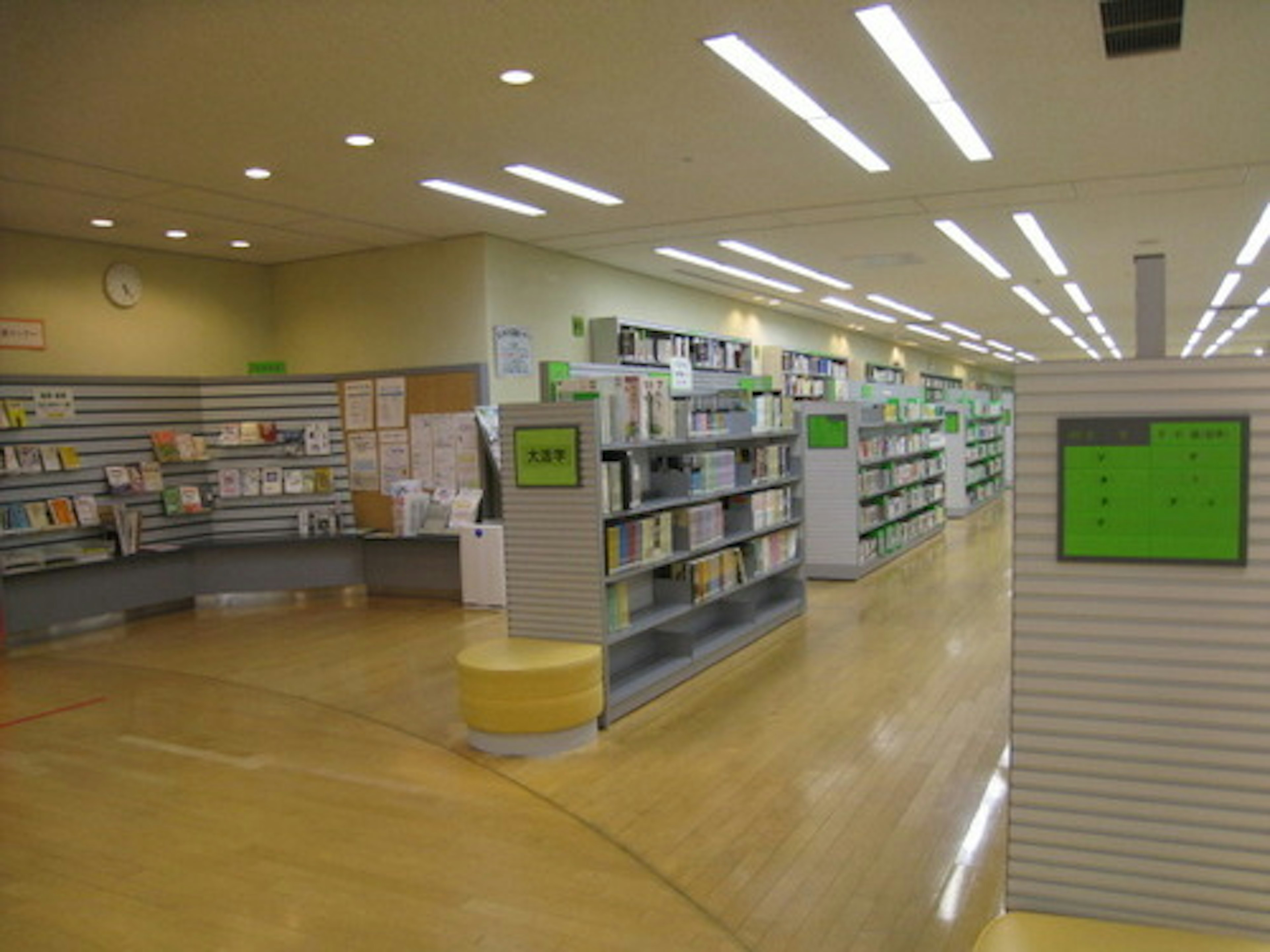 子供と一緒に楽しめる広々とした図書館の内部